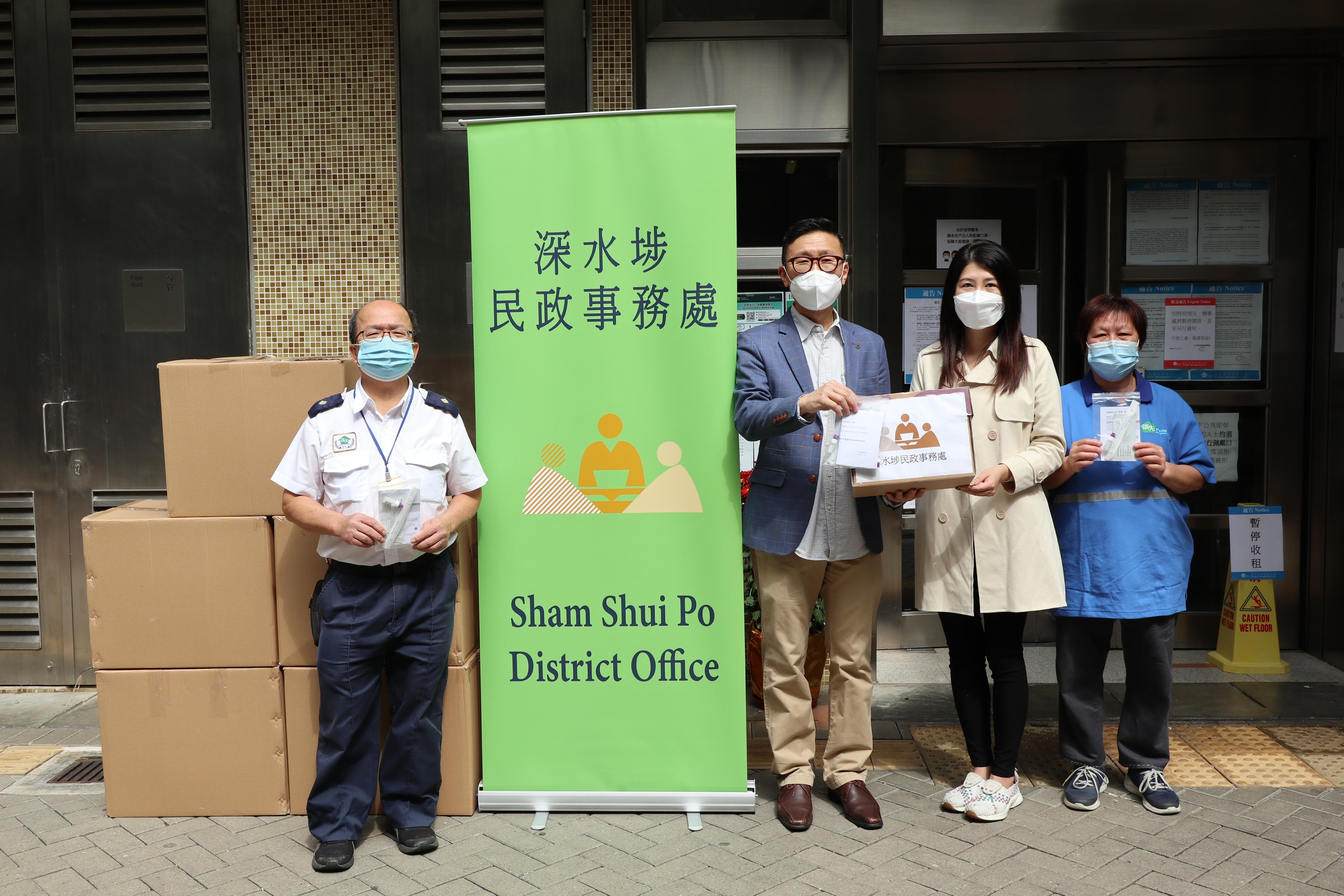 The Sham Shui Po District Office today (February 12) distributed rapid test kits to households, cleansing workers and property management staff living and working in Un Tai House, Un Wo House and Un Fung House for voluntary testing through the Housing Department and the property management company of Un Chau Estate.