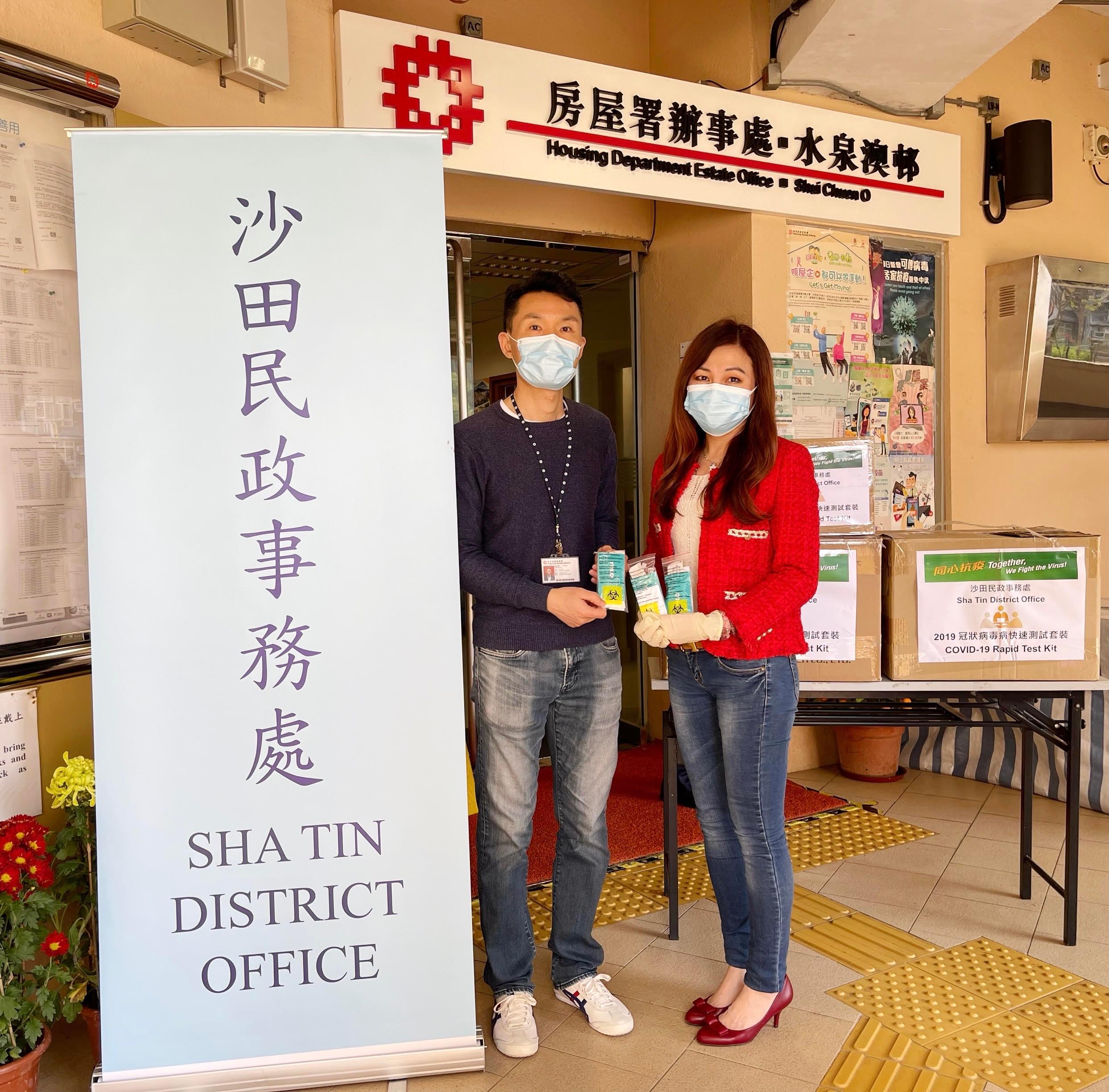 The Sha Tin District Office today (February 12) distributed rapid test kits to households, cleansing workers and property management staff living and working in Mau Chuen House for voluntary testing through the property management company of Shui Chuen O Estate.