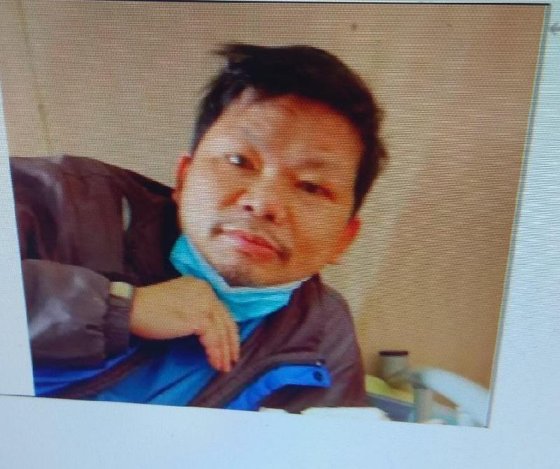 Chu Kwok-lun, aged 57, is about 1.7 metres tall, 80 kilograms in weight and of medium build. He has a round face with yellow complexion and short black hair. He was last seen wearing a blue jacket, black trousers, black shoes and carrying a white recycle bag.
