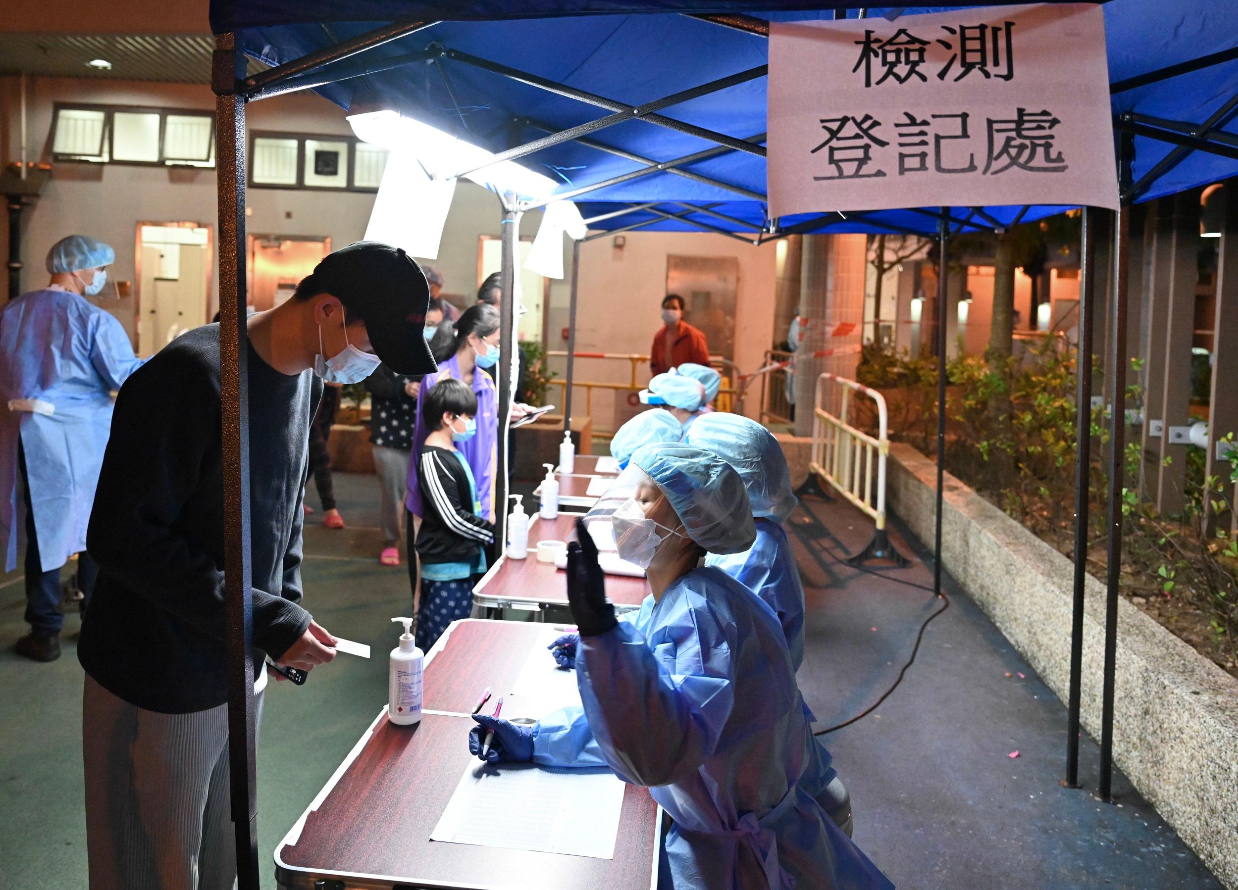 The Government yesterday (February 12) made a "restriction-testing declaration" and issued a compulsory testing notice in respect of  Ching Cheung House, Cheung Lung Wai Estate, Sheung Shui. Photo shows the affected persons being arranged for testing.
