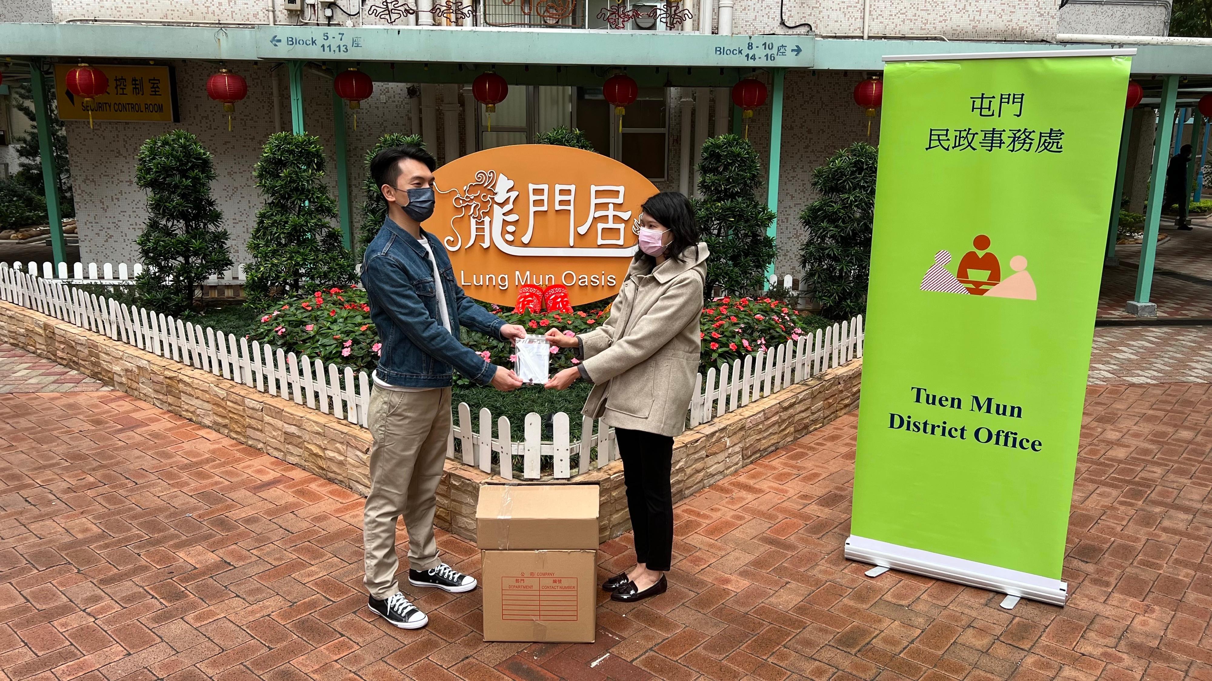 The Tuen Mun District Office today (February 13) distributed rapid test kits to cleansing workers and property management staff working in Lung Mun Oasis for voluntary testing through the property management company.
