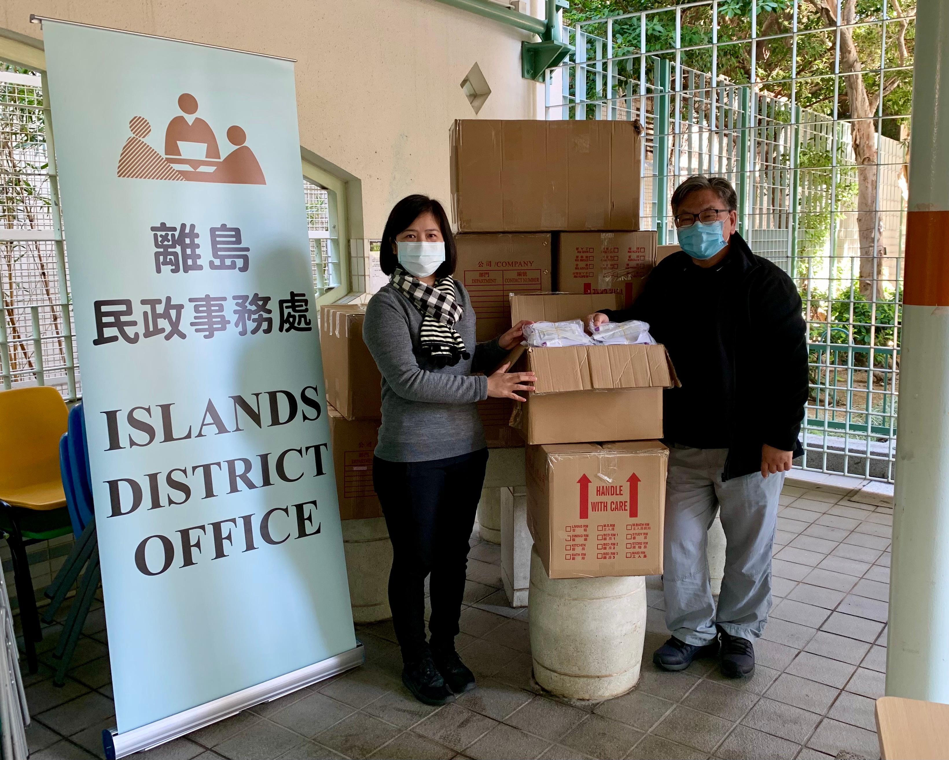 The Islands District Office today (February 14) distributed rapid test kits to households, cleansing workers and property management staff living and working in Ching Yat House, Hong Yat House and Yung Yat House of Yat Tung (I) Estate for voluntary testing through the property services management office of Yat Tung Estate in Tung Chung.
