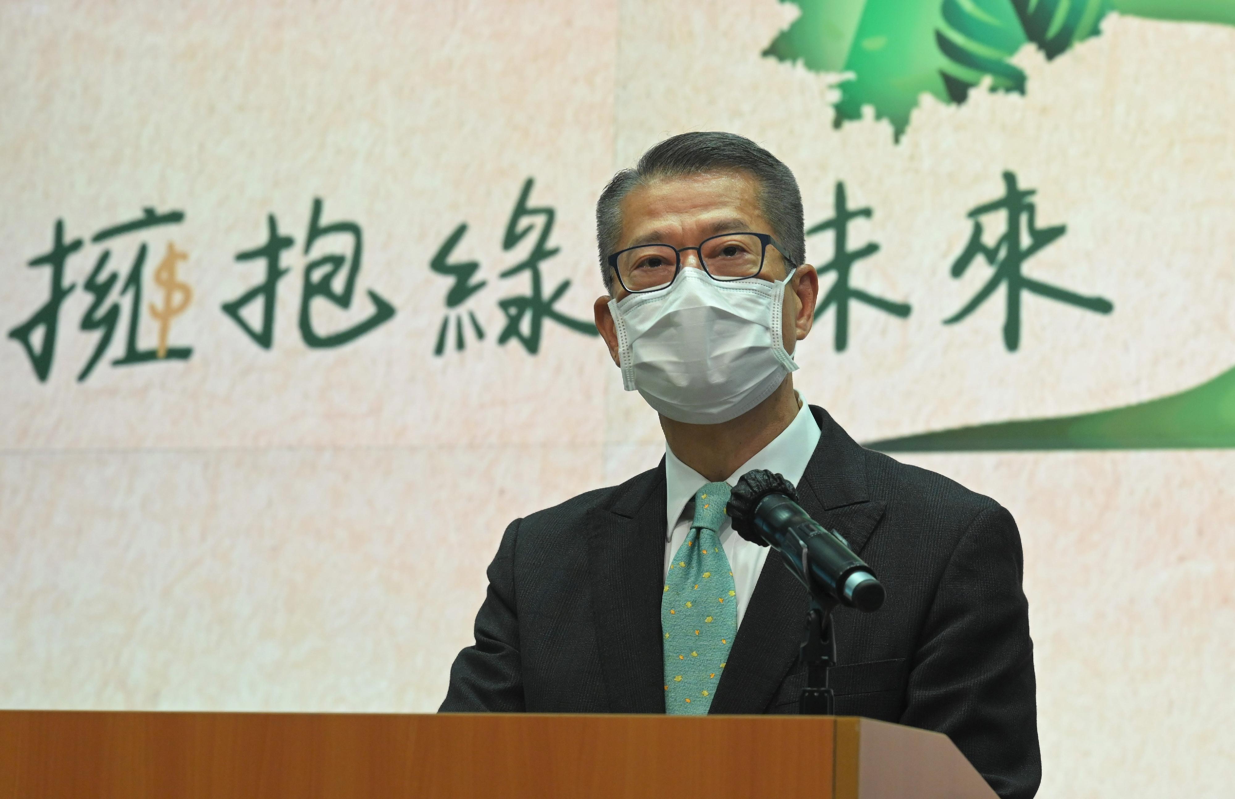 財政司司長陳茂波今日（二月十五日）在記者會上表示，政府發行綠色零售債券可讓市民透過參與綠色和可持續金融市場，直接為綠化香港作出貢獻和分享香港可持續發展帶來的成果。