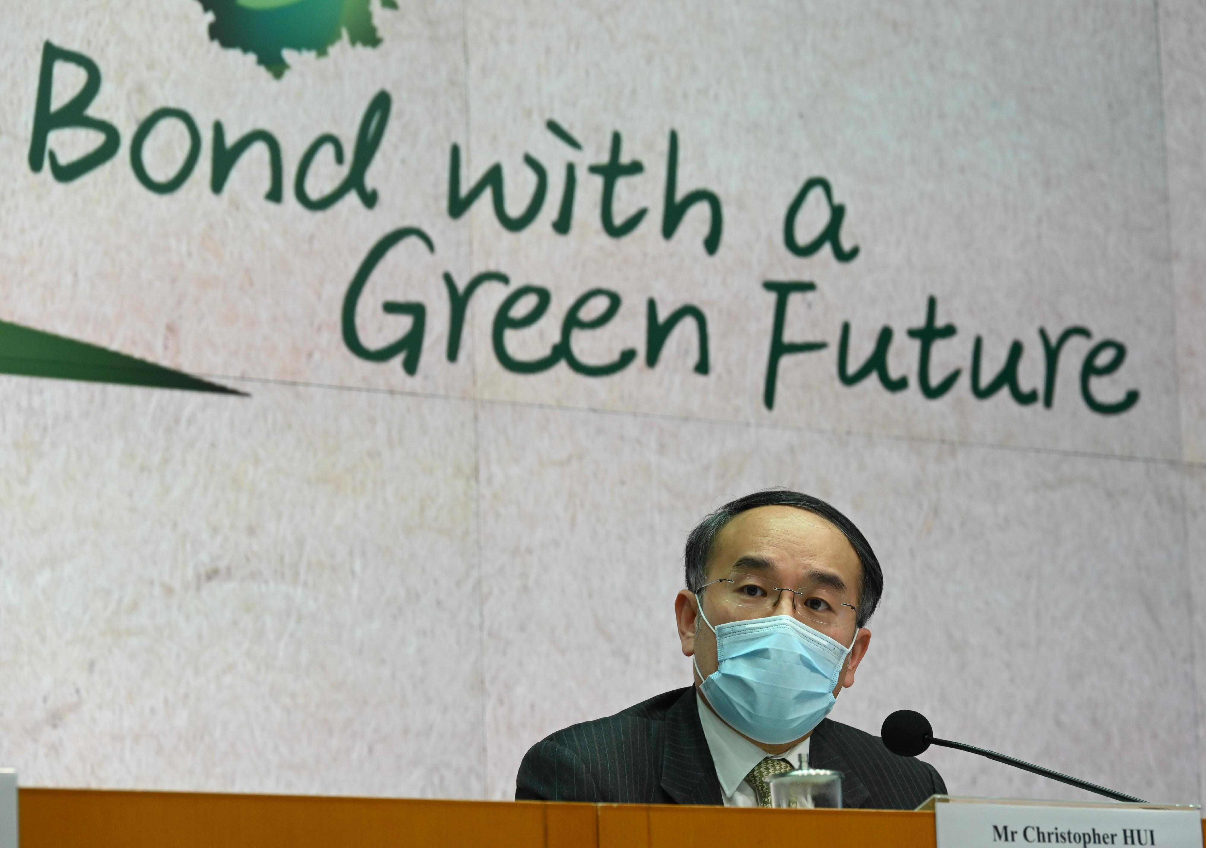 財經事務及庫務局局長許正宇今日（二月十五日）主持記者會，宣布將推出政府綠色債券計劃下首隻綠色零售債券供香港居民認購。