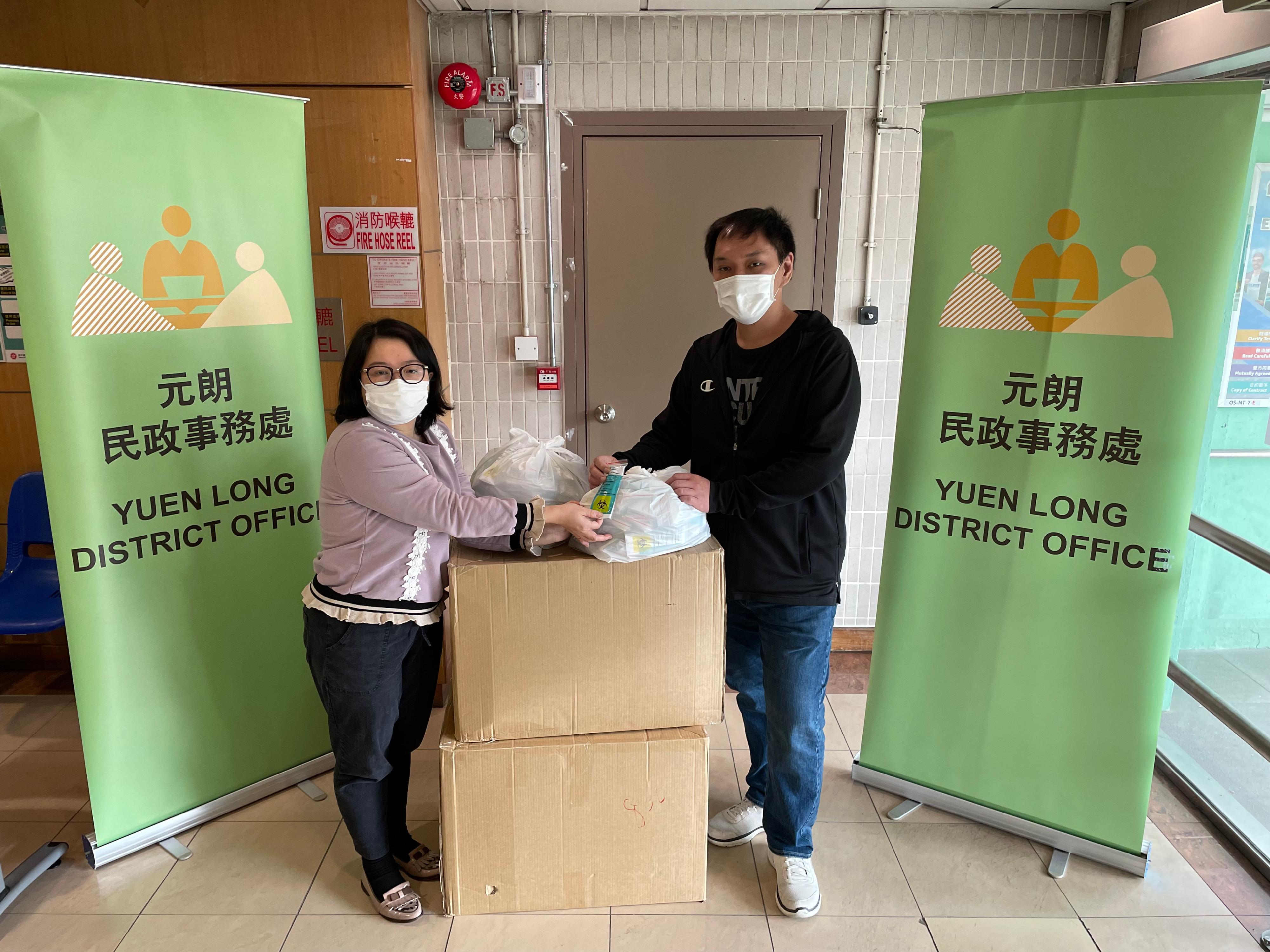The Yuen Long District Office today (February 15) distributed COVID-19 rapid test kits to households, cleansing workers and property management staff living and working in Hung Foon House for voluntary testing through the property management company of Hung Fuk Estate. 