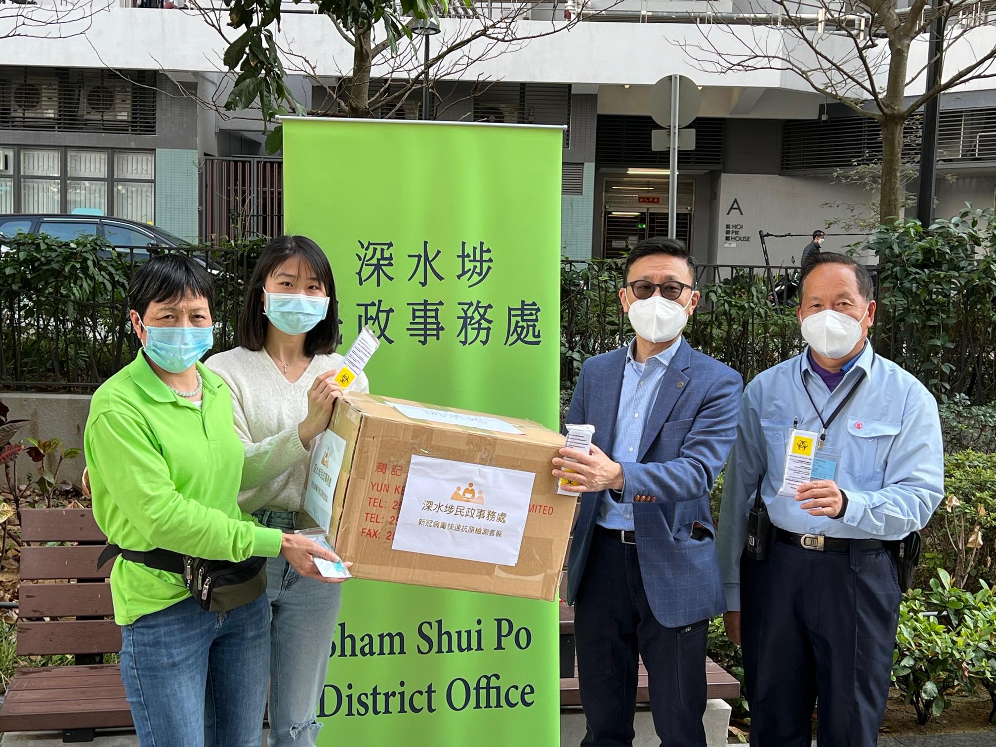 The Sham Shui Po District Office today (February 15) distributed COVID-19 rapid test kits to cleansing workers and property management staff working in Hoi Ying Estate and Hoi Lok Court for voluntary testing through property management companies.