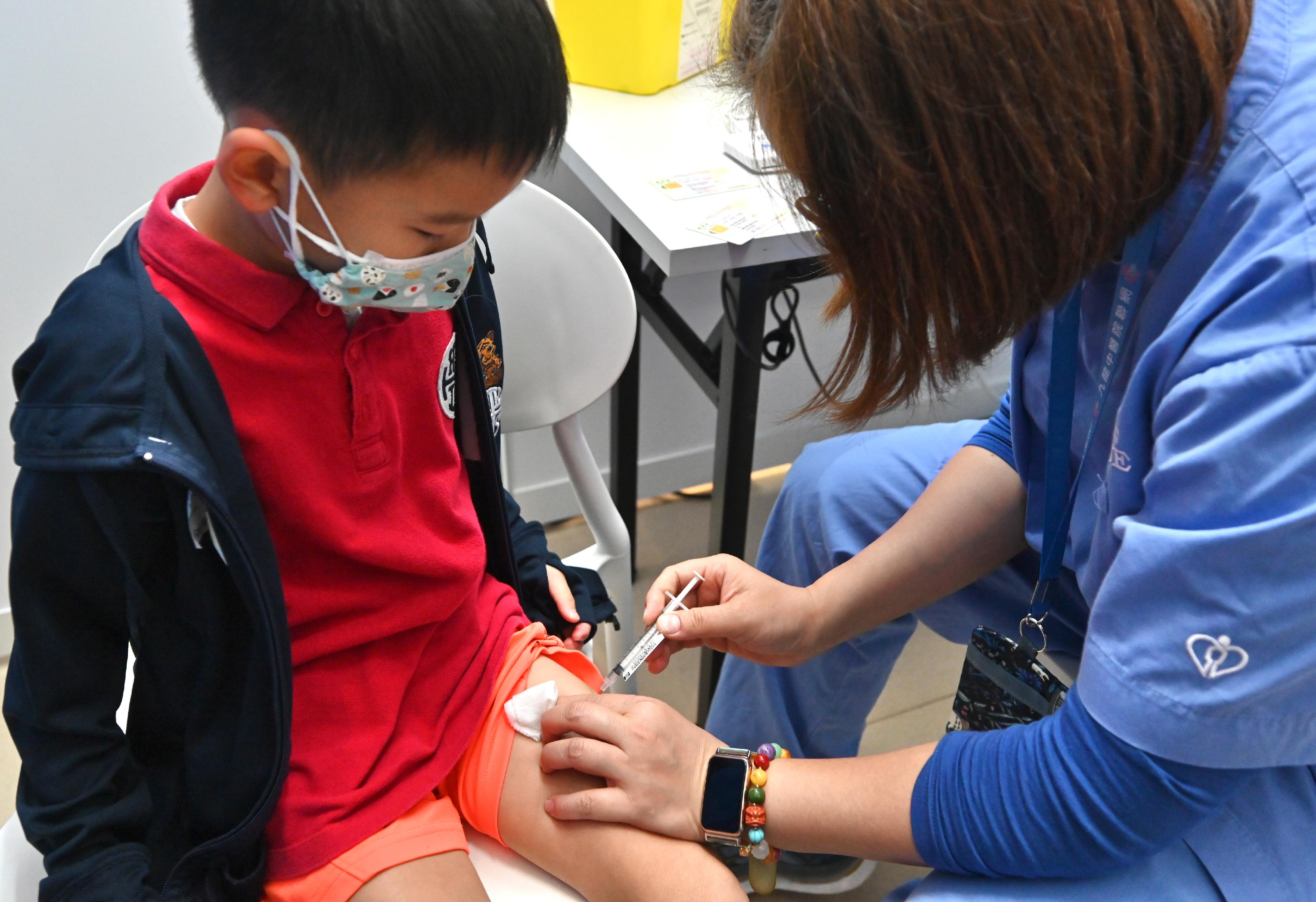 The Children Community Vaccination Centre at Hong Kong Children's Hospital in Kowloon Bay came into operation today (February 16) to provide the BioNTech vaccination service to children aged 5 to 11. Photo shows a child receiving the BioNTech vaccine at anterolateral aspect of mid-thigh.