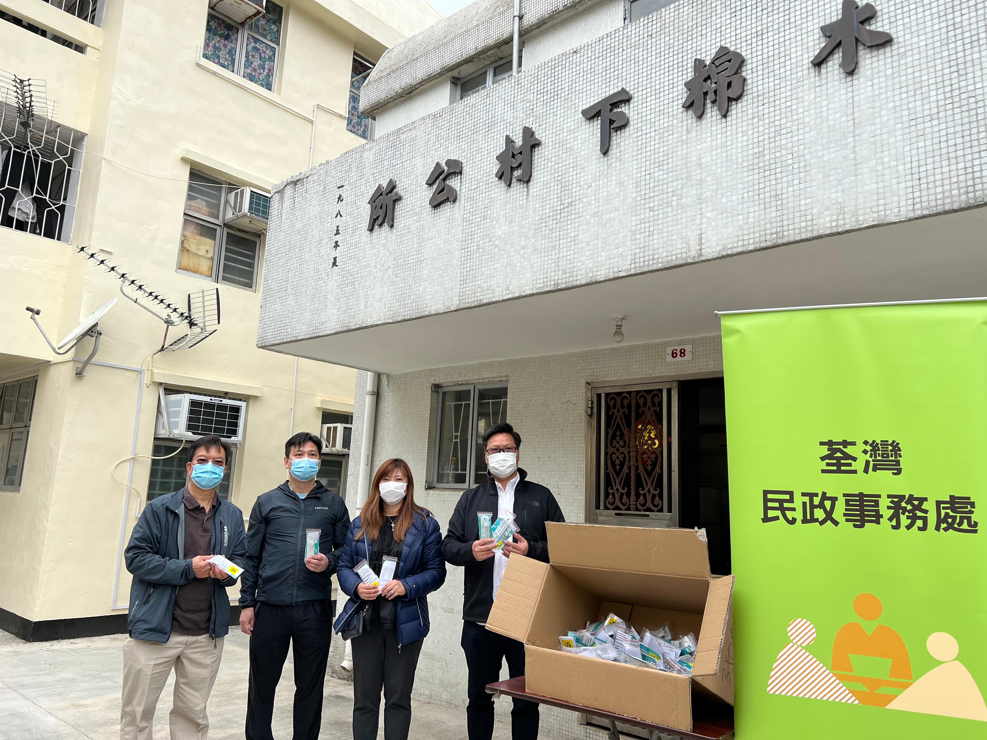 The Tsuen Wan District Office today (February 16) distributed rapid test kits to households living in Muk Min Ha Tsuen for voluntary testing through the Village Representative of Muk Min Ha Tsuen.