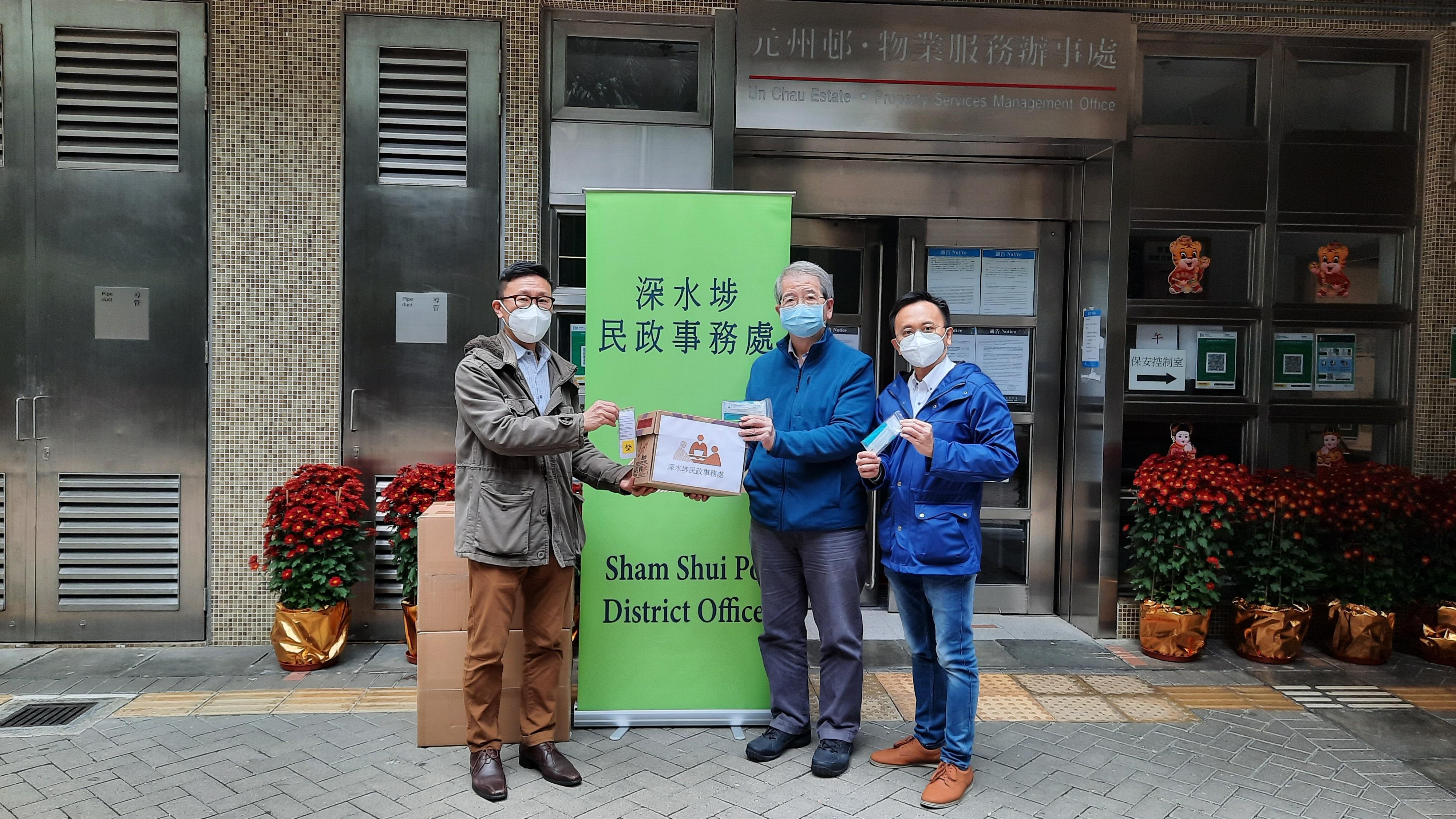 The Sham Shui Po District Office today (February 16) distributed rapid test kits to cleansing workers and property management staff working in Un Chau Estate for voluntary testing through the estate’s property management company and the Housing Department.