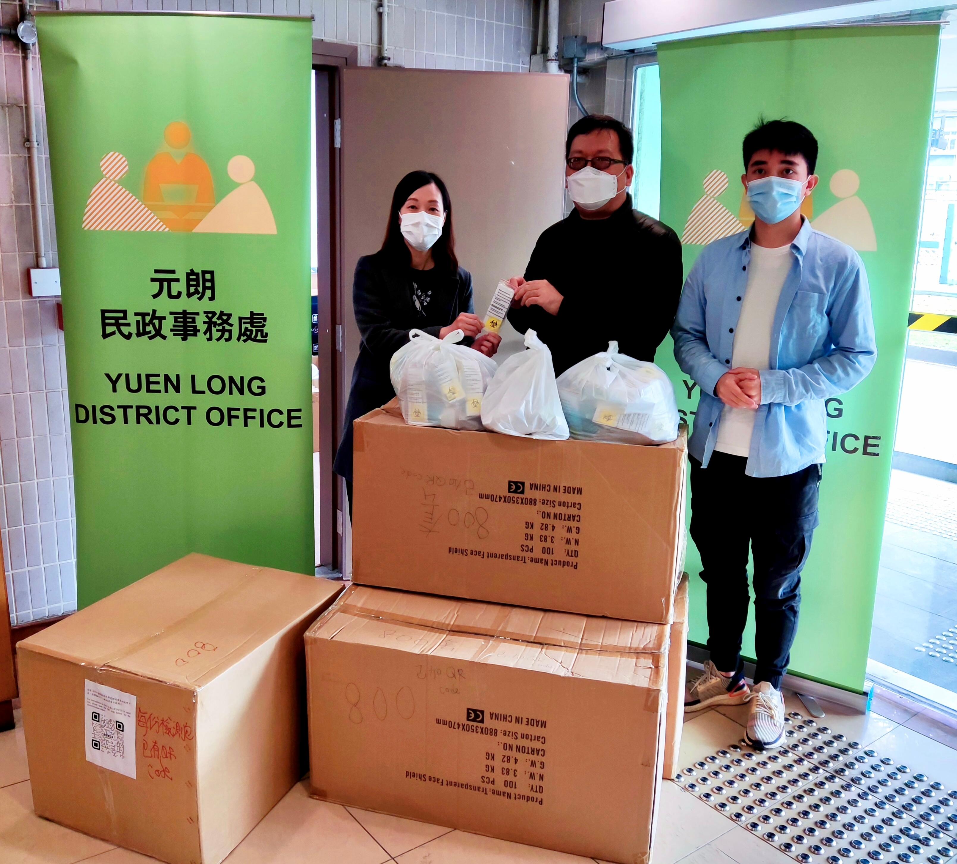 The Yuen Long District Office today (February 16) distributed rapid test kits to residents, cleansing workers and property management staff living and working in Harmonic Villa, Long Shin Estate and the residential care homes for the elderly and a youth centre in the area for voluntary testing through owners' corporations, property management companies and head of the concerned organisations respectively.