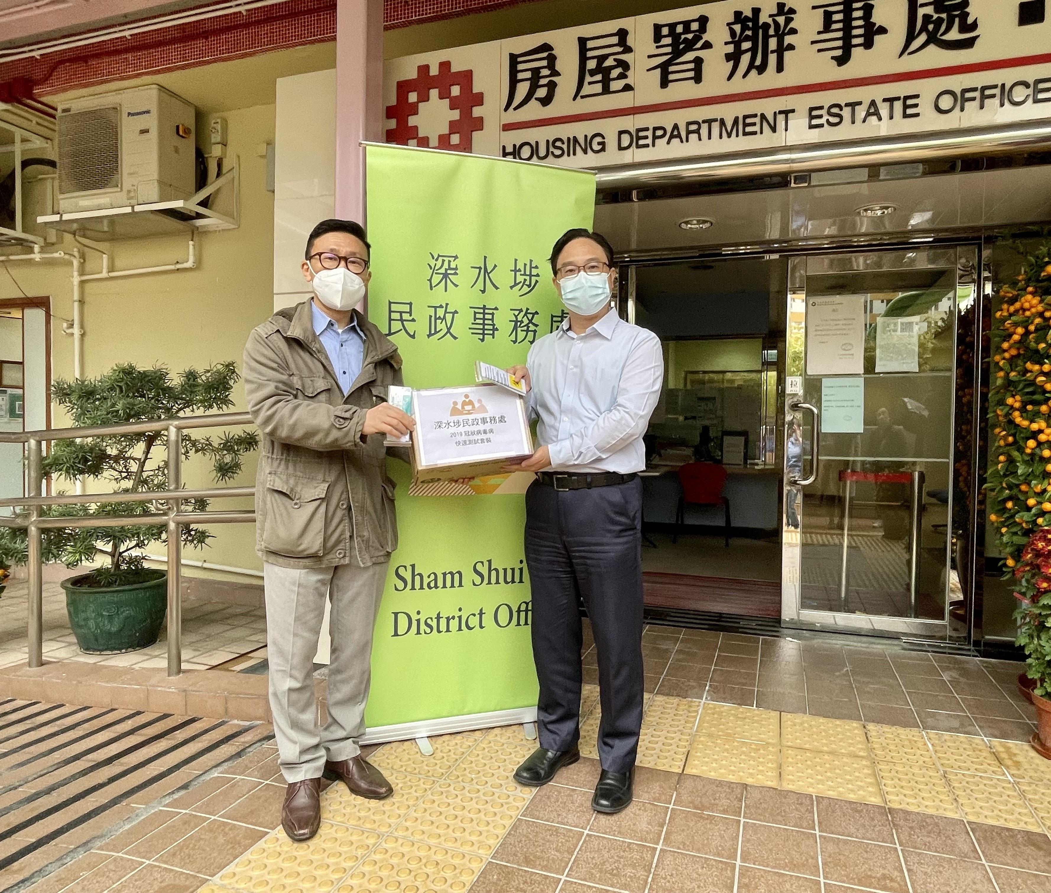 The Sham Shui Po District Office today (February 17) distributed rapid test kits to cleansing workers and property management staff working in Shek Kip Mei Estate for voluntary testing through the Housing Department and the property management company.