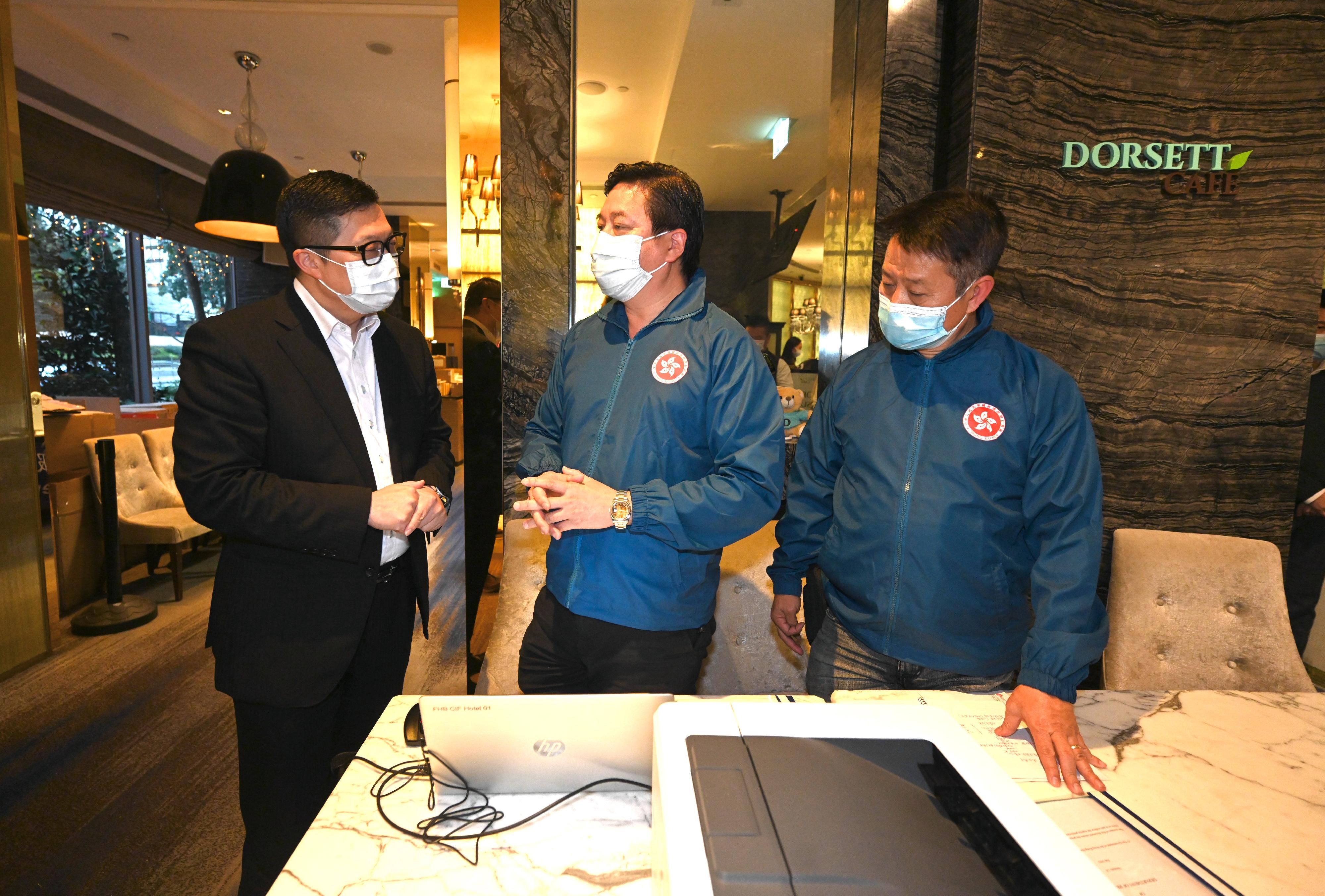 The Secretary for Security, Mr Tang Ping-keung, inspected the Dorsett Tsuen Wan, Hong Kong this afternoon (February 17), ensuring the first hotel turned into a community isolation facility is ready. Photo shows Mr Tang (first left) giving the personnel of the Government team responsible for the daily operation of the isolation facility words of encouragement.