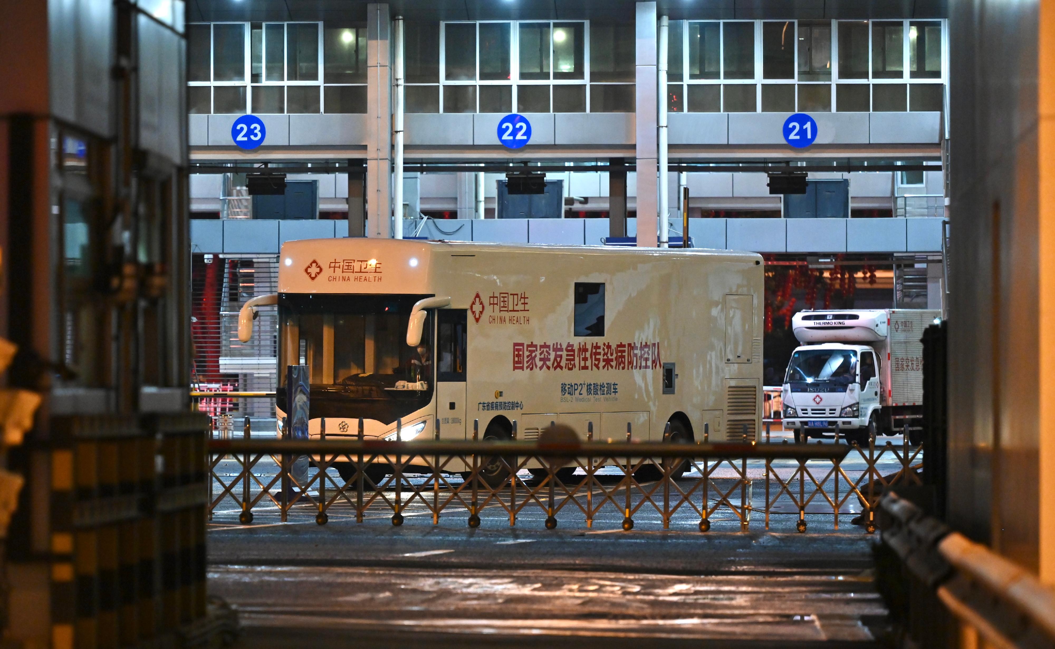 行政長官林鄭月娥今日（二月十七日）在深圳灣口岸歡迎內地專家和技術人員等抵港。圖示兩部流動檢測車從內地抵達香港。
