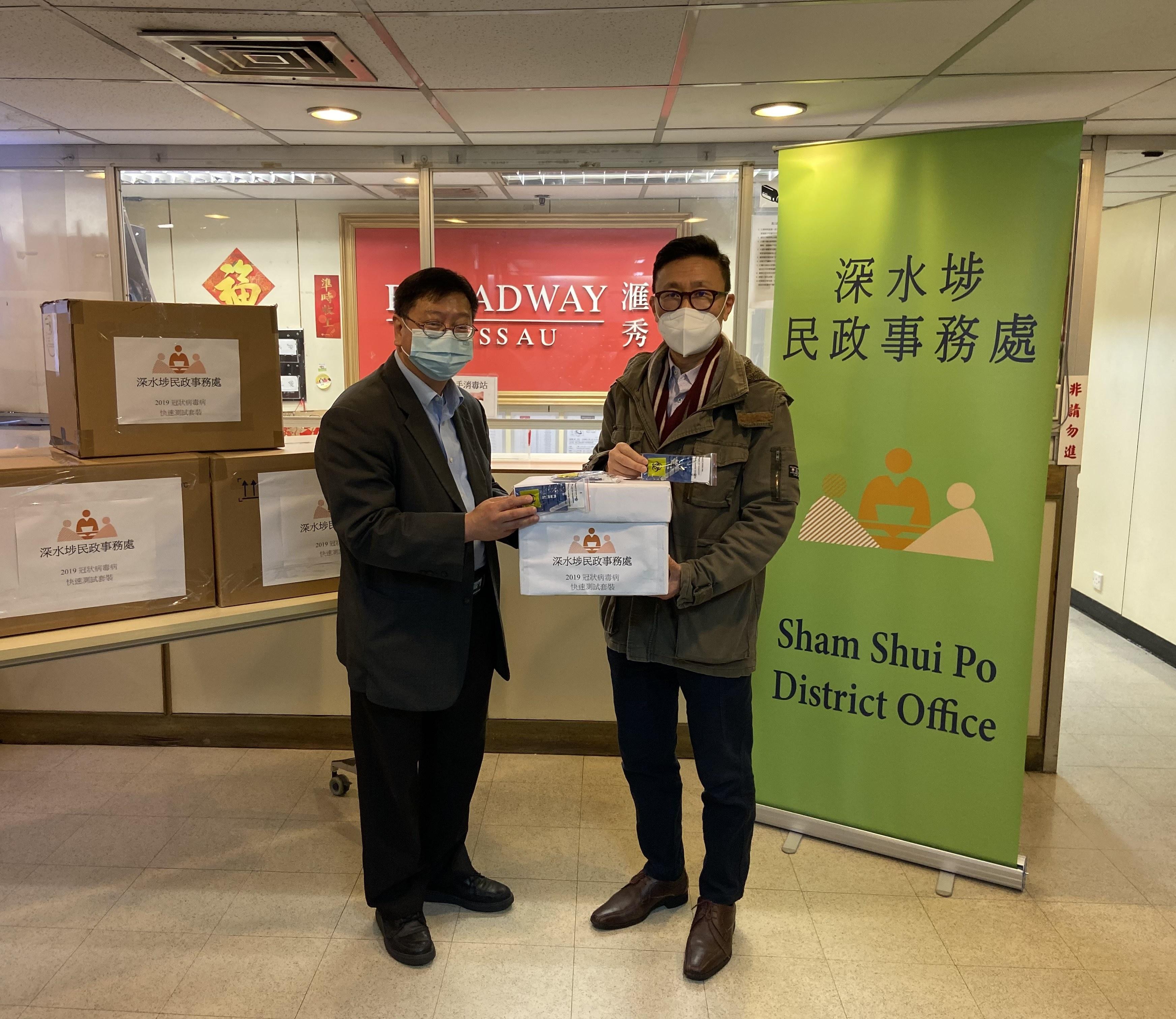 The Sham Shui Po District Office today (February 18) distributed COVID-19 rapid test kits to cleansing workers and property management staff working in Mei Foo Sun Chuen for voluntary testing through the property management company of the estate.

