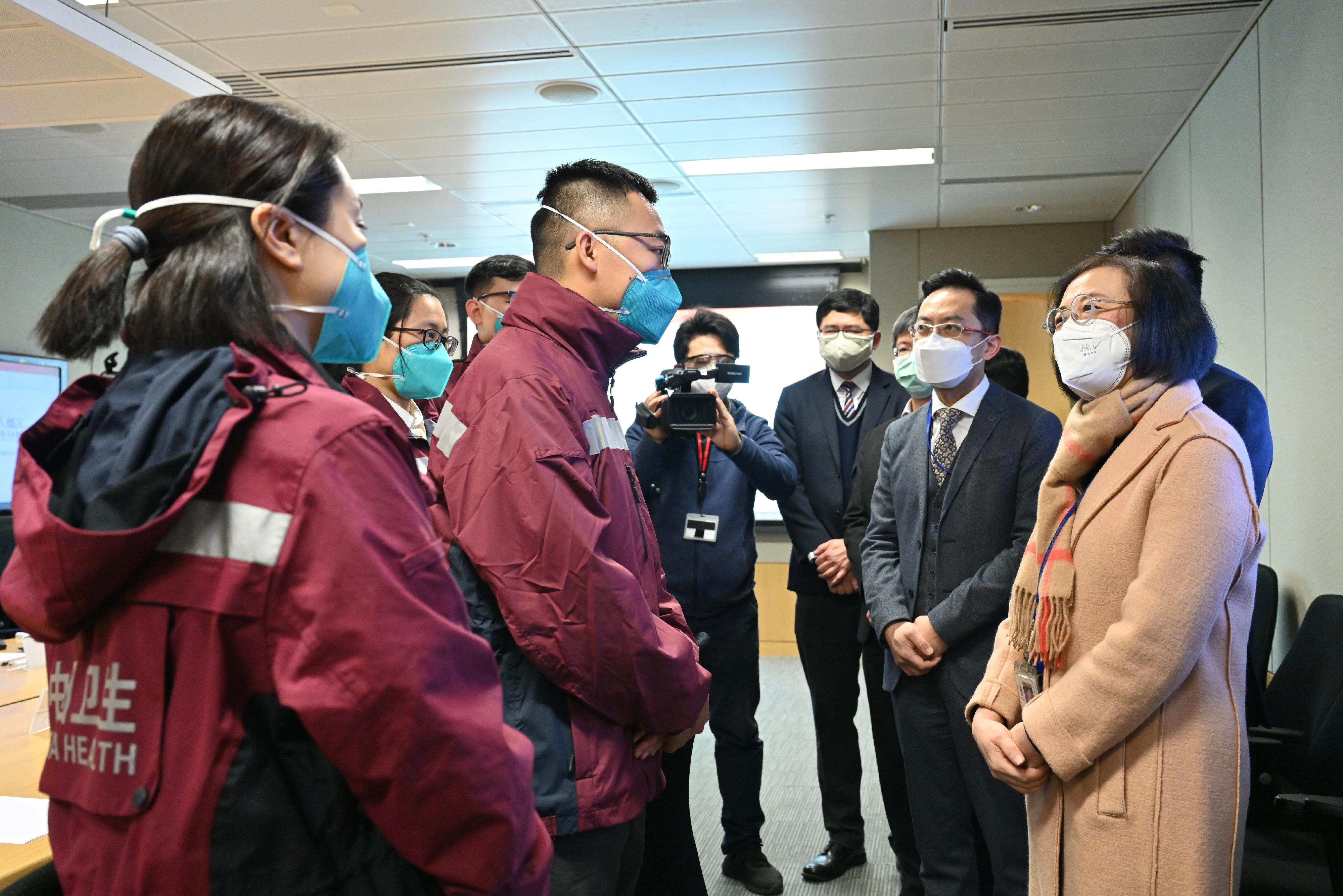 The task force of epidemiologists led by the Secretary for Food and Health, Professor Sophia Chan, held a meeting at the Central Government Offices this morning (February 18). Photo shows Professor Chan (front, first right) chatting with the Director of Institute of Infectious Disease Control and Prevention of the Guangdong Provincial Center for Disease Control and Prevention, Mr Kang Min (front, second left). Professor Chan welcomes the four epidemiological experts from the Mainland to visit Hong Kong.