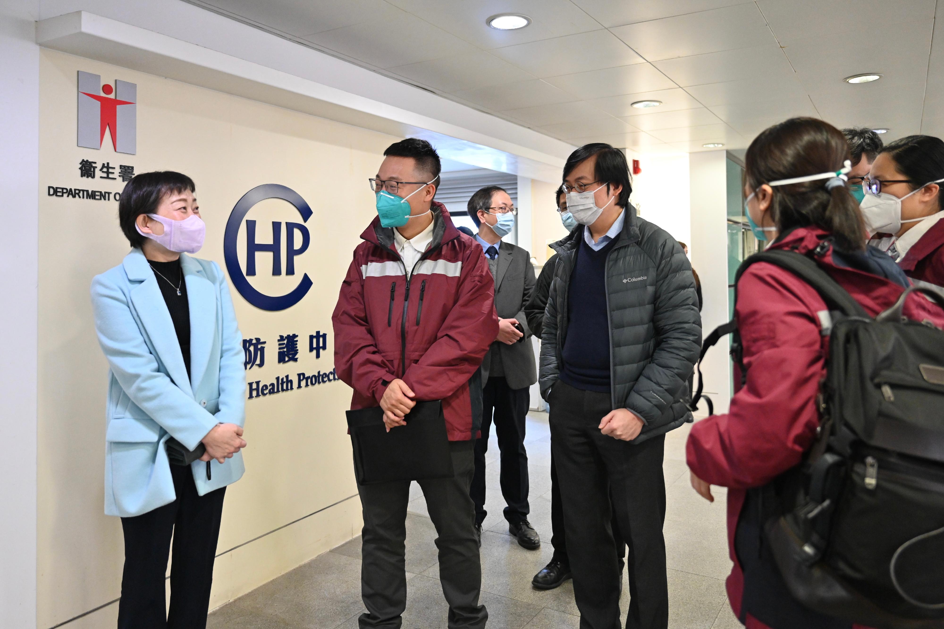 The four Mainland epidemiological experts visited the Centre for Health Protection (CHP) of the Department of Health this afternoon (February 18). Photo shows the Head of the Communicable Disease Branch of the CHP, Dr Chuang Shuk-kwan (front, first left), chatting with the Director of Institute of Infectious Disease Control and Prevention of the Guangdong Provincial Center for Disease Control and Prevention, Mr Kang Min (front, second left). Looking on is the Principal Medical and Health Officer of the Communicable Disease Branch of the CHP, Dr Albert Au (front, third left).