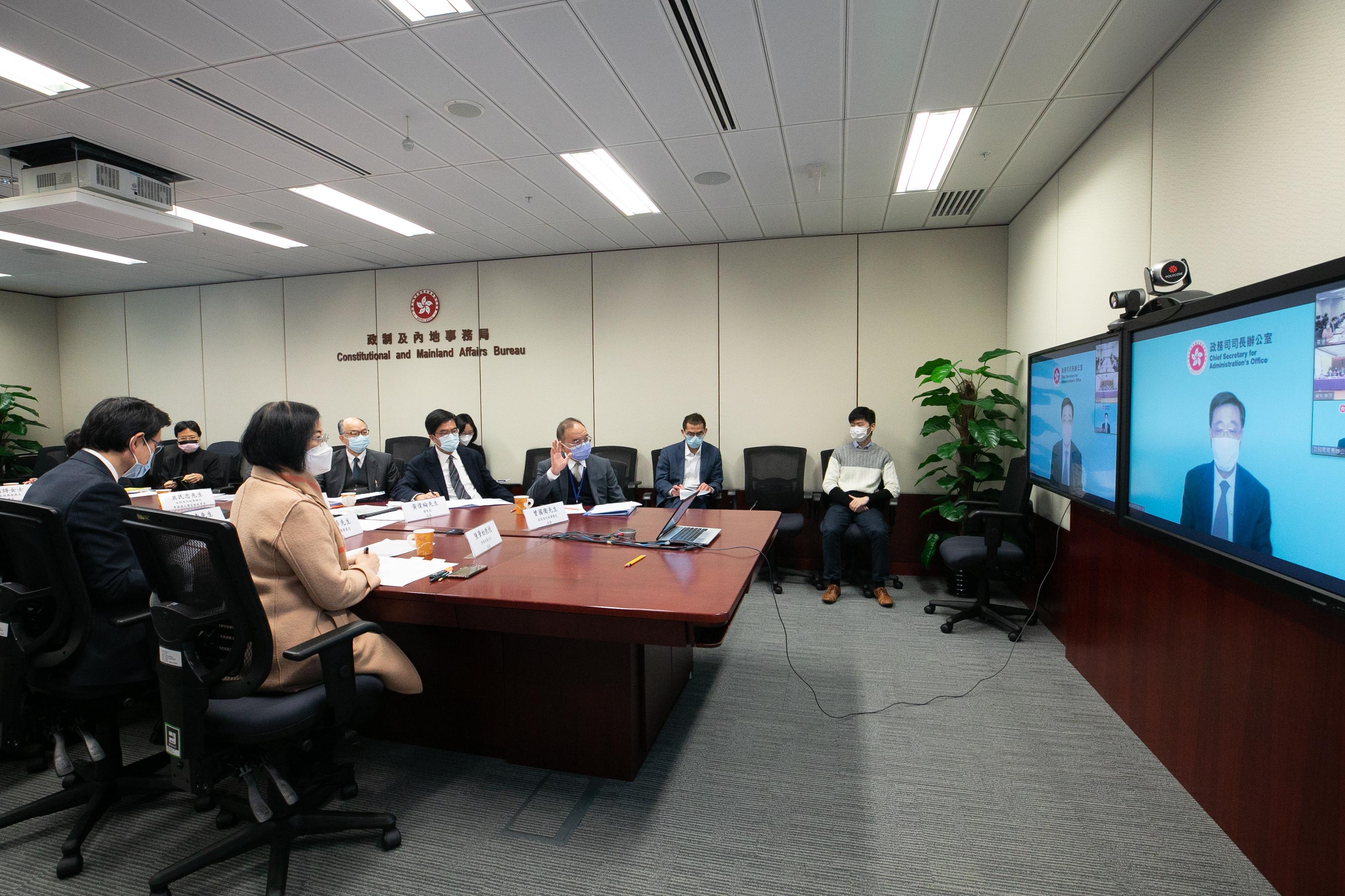 The Chief Secretary for Administration, Mr John Lee, and the leaders of the five task forces of the Hong Kong Special Administrative Region (HKSAR) Government held a video conference on February 18 for the anti-epidemic task force with the Hong Kong and Macao Affairs Office of the State Council, the National Health Commission as well as relevant Mainland officials and experts. Photo shows Mr Lee (on the screen) and the five HKSAR leaders: the Secretary for Food and Health, Professor Sophia Chan (front row, second left); the Secretary for Constitutional and Mainland Affairs, Mr Erick Tsang Kwok-wai (back row, third right); the Secretary for Development, Mr Michael Wong (back row, fourth right); the Secretary for Commerce and Economic Development, Mr Edward Yau (front row, first left); and the Secretary for Transport and Housing, Mr Frank Chan Fan (back row, fifth right).

