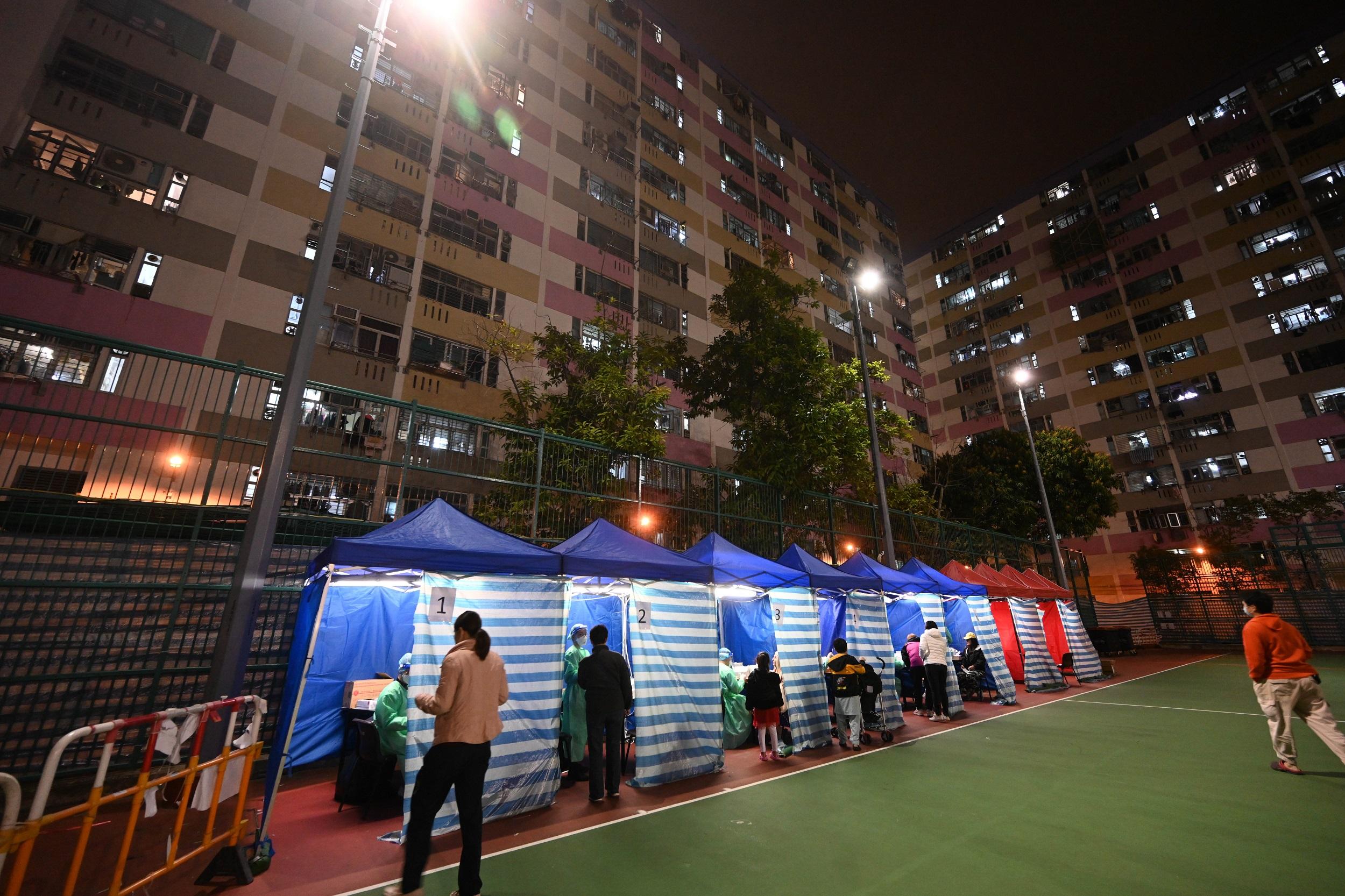 The Government yesterday (February 18) made a "restriction-testing declaration" and issued a compulsory testing notice in respect of Block 21, Shek Kip Mei Estate, Sham Shui Po. Photo shows the affected persons being arranged for testing.



