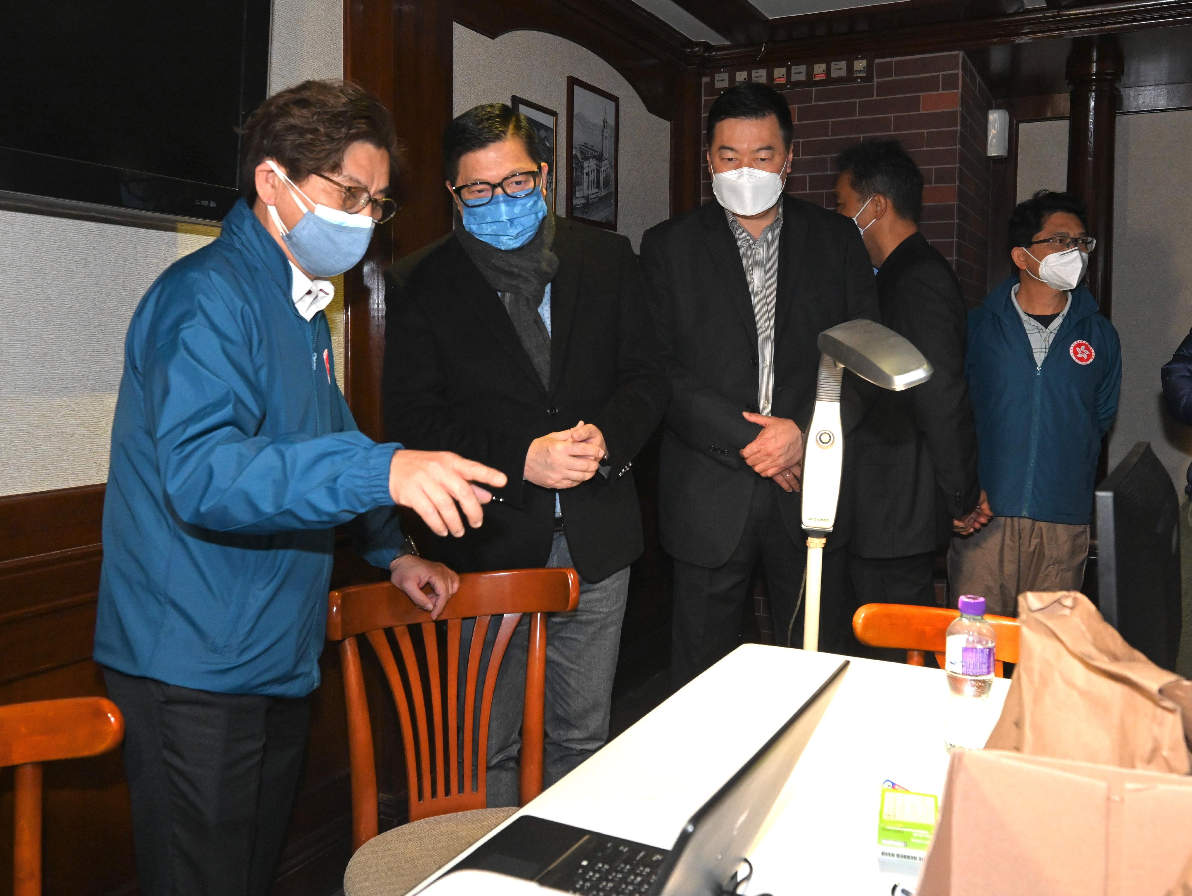 The Secretary for Security, Mr Tang Ping-keung (second left), inspected the Regal Oriental Hotel this afternoon (February 19) to ensure its readiness as a community isolation facility tomorrow (February 20).
