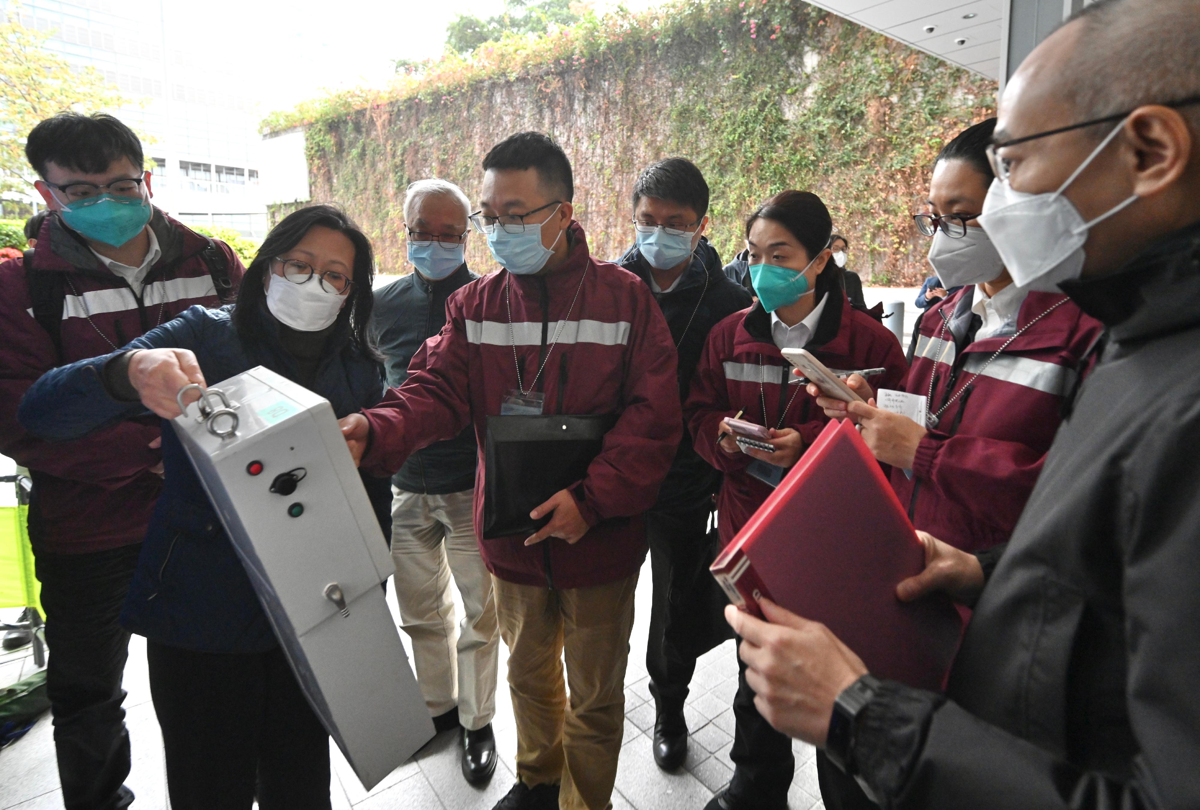 The Secretary for the Environment, Mr Wong Kam-sing, together with representatives from the Environmental Protection Department and the Drainage Services Department (DSD), as well as Professor Zhang Tong of the Department of Civil Engineering of the University of Hong Kong, brief the expert delegation on the sewage surveillance plan of Hong Kong today (February 20). The DSD has also arranged an on-site demonstration of sewage sample collection. Picture shows the Director of Drainage Services, Ms Alice Pang (second left), briefing the expert delegation on the sewage sample collection at a temporary surveillance station, along with the Under Secretary for the Environment, Mr Tse Chin-wan (third left).