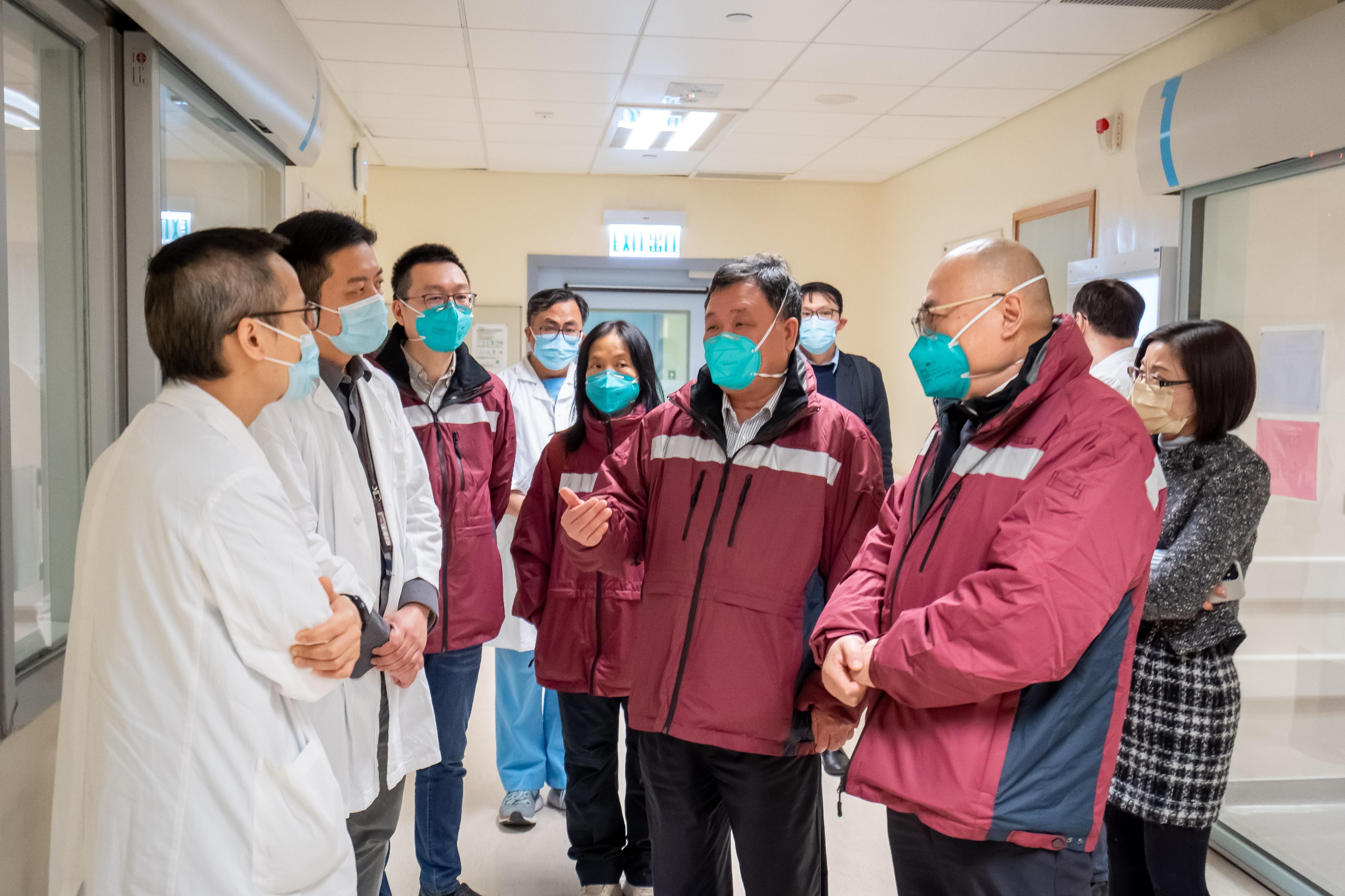Photo shows the four experts from the Mainland, accompanied by the Hospital Authority's experts, visited the isolation ward located in the intensive care unit of the Princess Margaret Hospital.