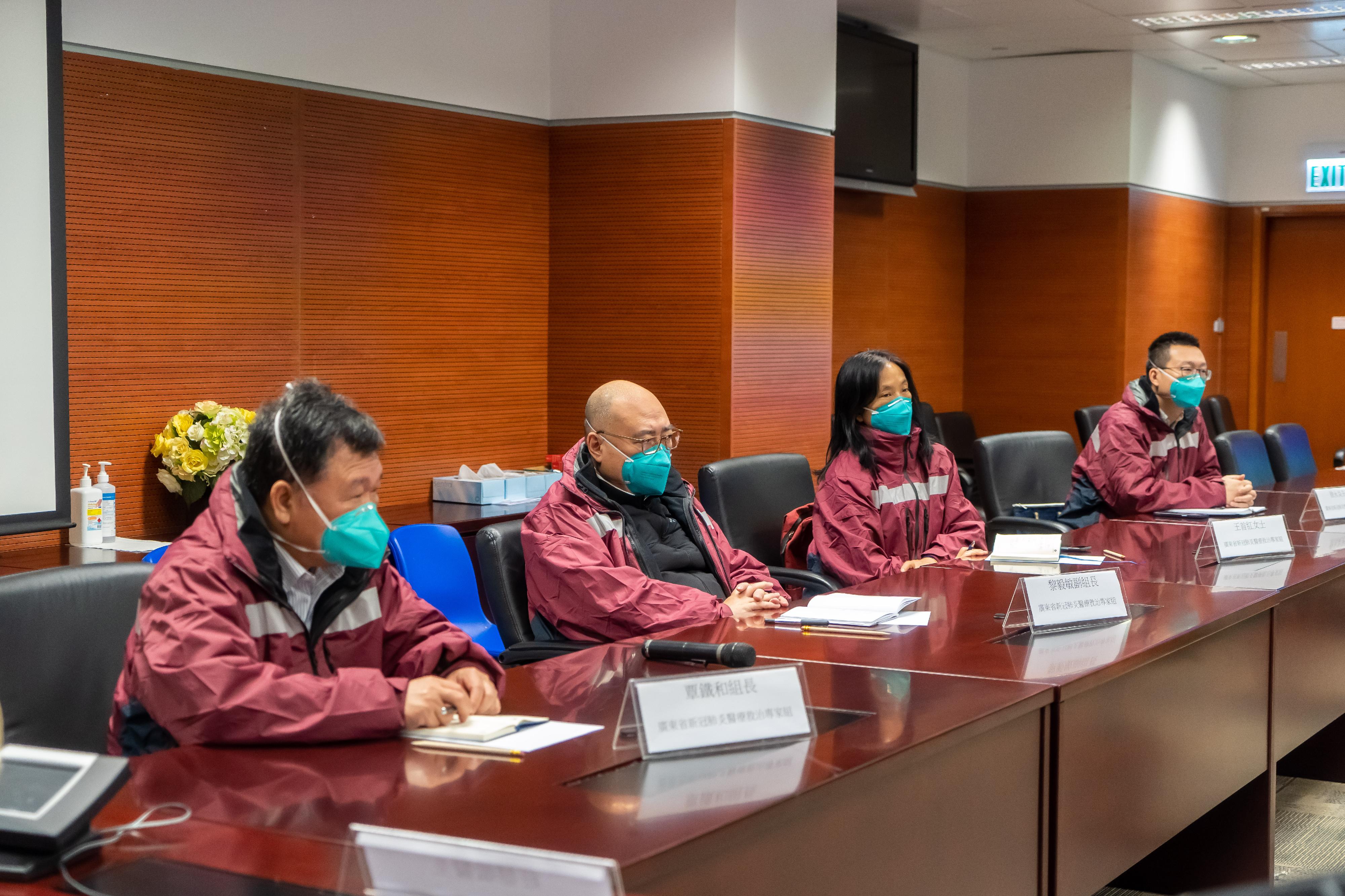 Photo shows the four experts from the Mainland exchanged views with the Hospital Authority's experts on treating patients in critical condition.
