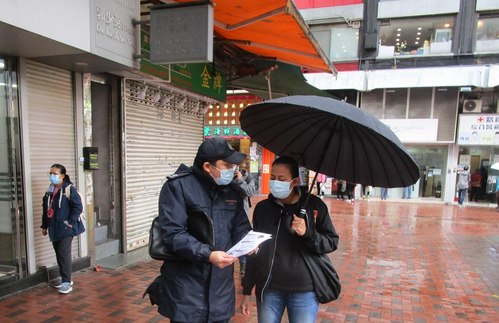 The Food and Environmental Hygiene Department conducted joint operations with several government departments yesterday (February 19) and today (February 20) to carry out publicity and educational work at popular places in different districts where foreign domestic helpers commonly gather, appealing to them to raise awareness of epidemic prevention and comply with the various anti-epidemic regulations and restrictions.