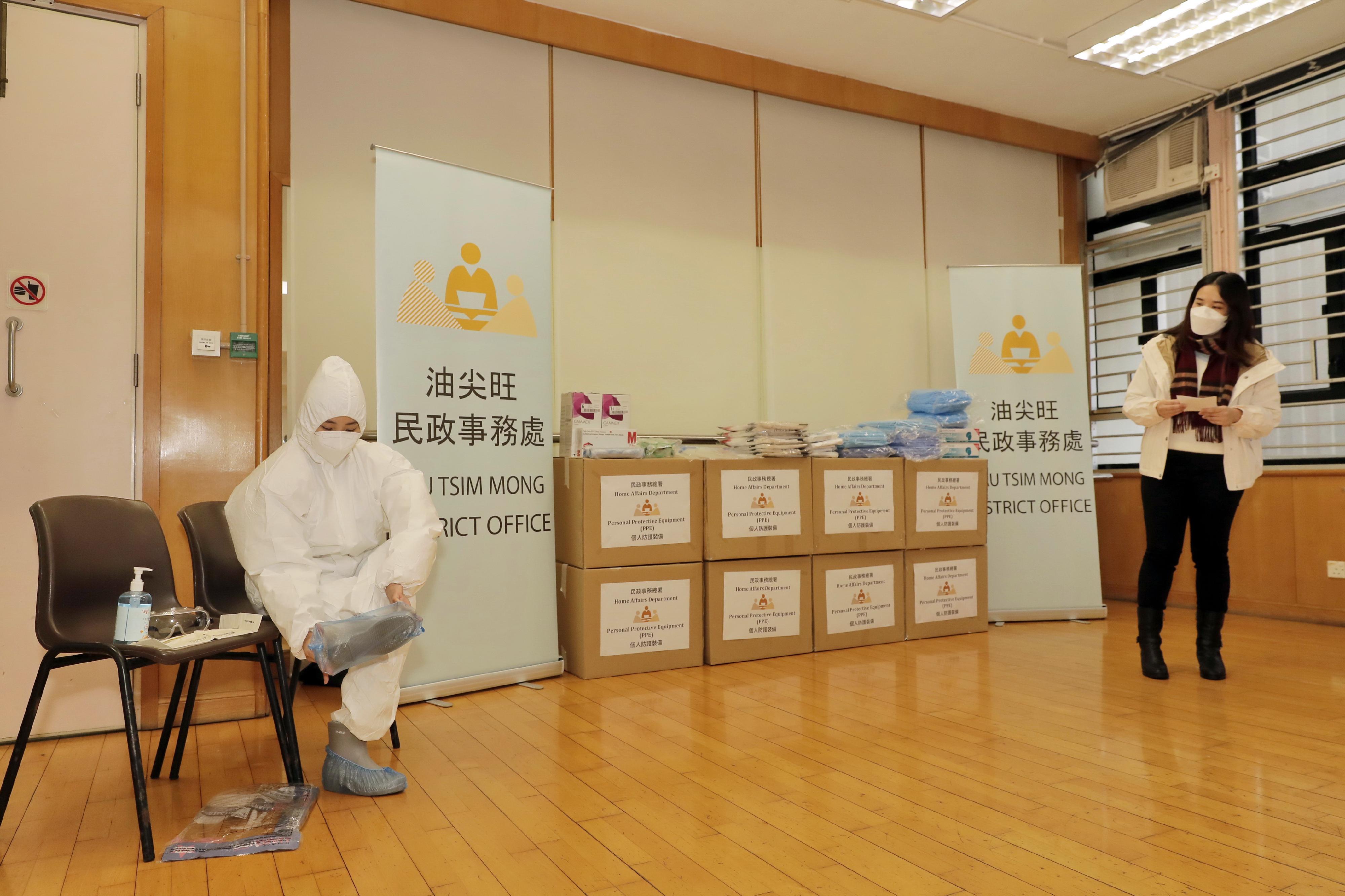 The Acting Secretary for Home Affairs, Mr Jack Chan, today (February 21) visited Henry G Leong Yaumatei Community Centre to present personal protective equipment to the Hong Kong Community Anti-Coronavirus Link. Photo shows the demonstration of the donning of personal protective equipment.