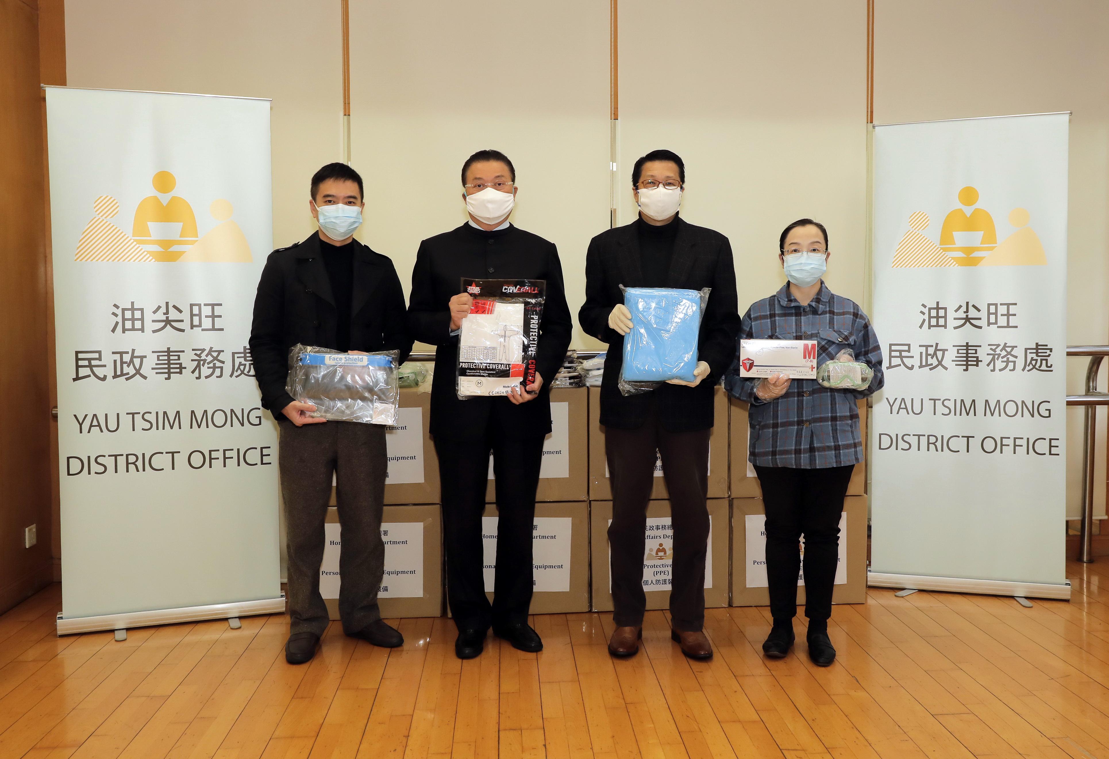 The Acting Secretary for Home Affairs, Mr Jack Chan, today (February 21) visited Henry G Leong Yaumatei Community Centre to present personal protective equipment to the Hong Kong Community Anti-Coronavirus Link. Photo shows (from left) the District Officer (Yau Tsim Mong), Mr Edward Yu; the chief convenor of the Hong Kong Community Anti-Coronavirus Link, Dr Bunny Chan; Mr Jack Chan, and the Acting Director of Home Affairs, Miss Vega Wong, at the presentation ceremony. 


