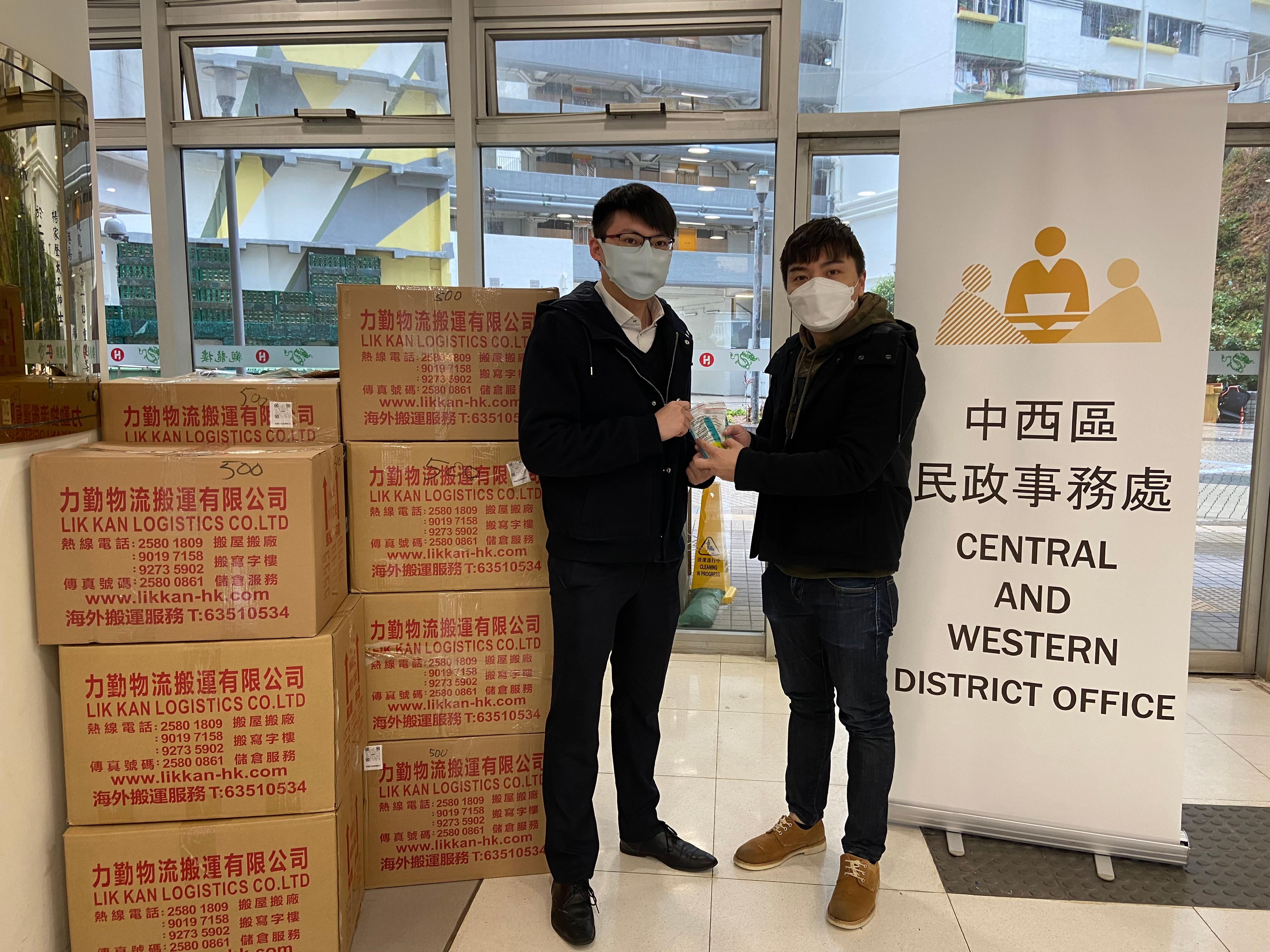 The Central and Western District Office today (February 21) distributed rapid test kits to households, cleansing workers and property management staff living and working in Kwun Lung Lau for voluntary testing through the property management company.