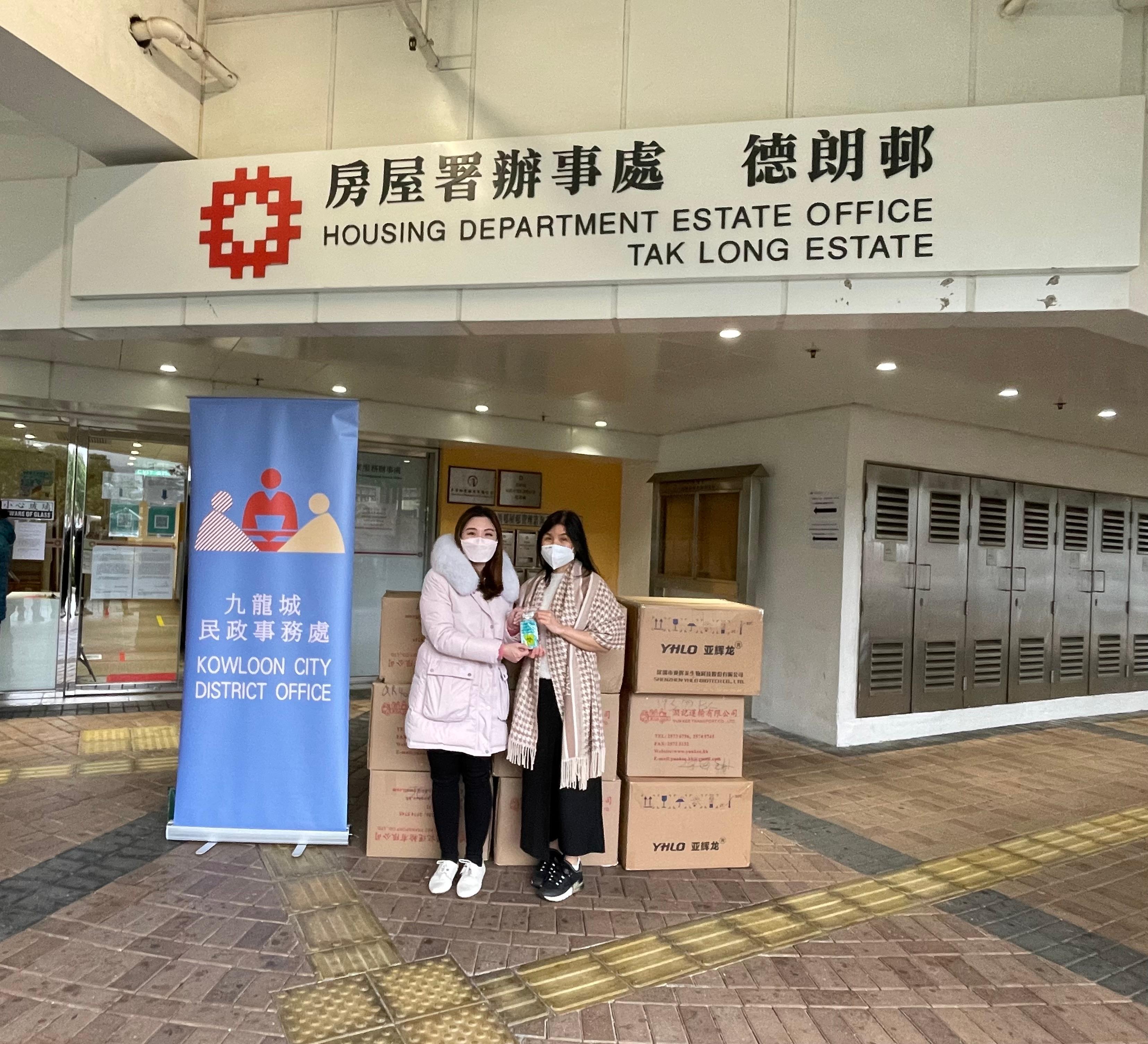 The Kowloon City District Office today (February 21) distributed rapid test kits to households, cleansing workers and property management staff living and working in Tak Long Estate for voluntary testing through the Estate's property management company.
