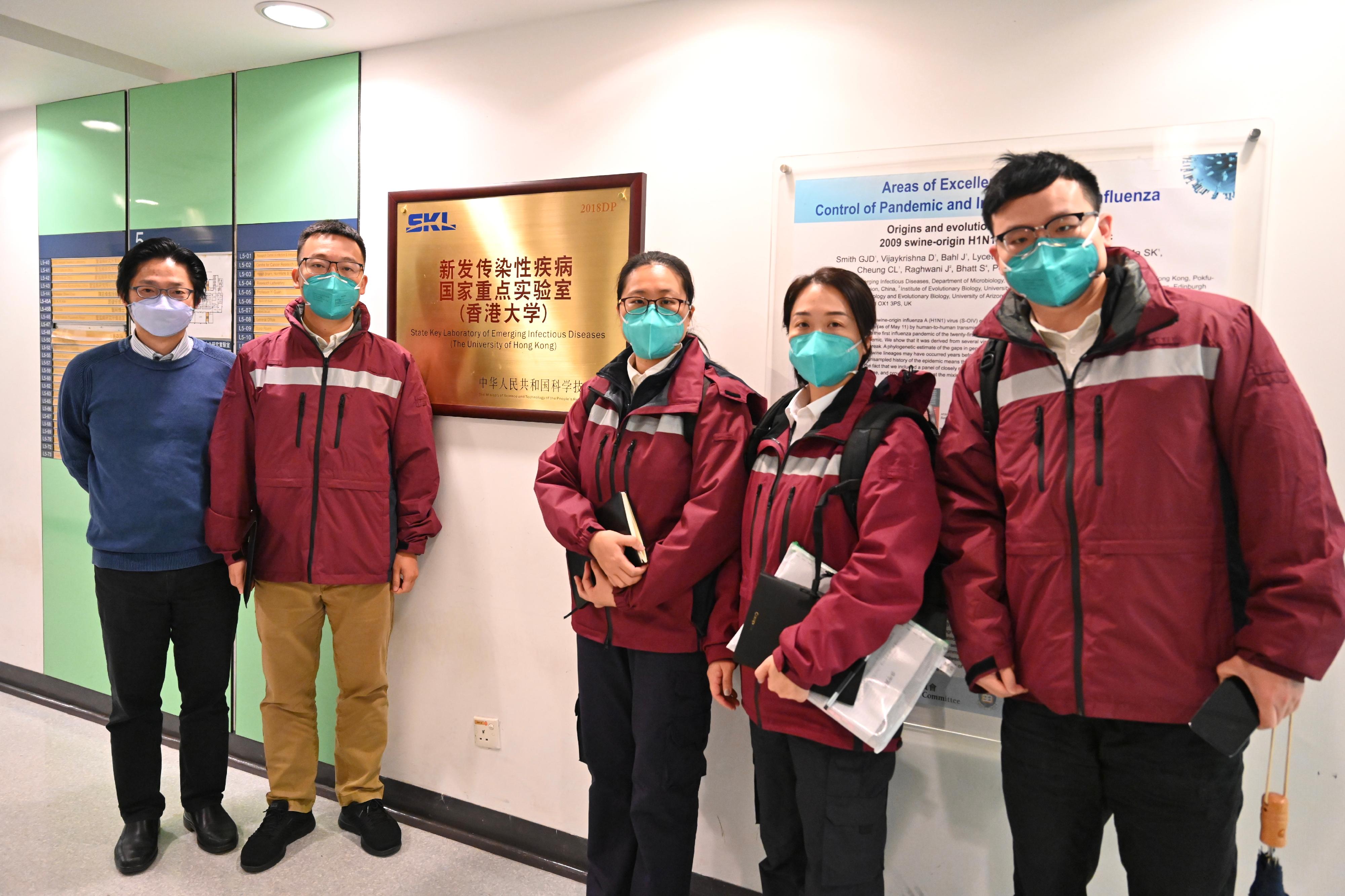 The Mainland epidemiological expert delegation and representatives of the Department of Health visited the School of Public Health of the University of Hong Kong this morning (February 21). They discussed with Professor Leo Poon and his team on the application of genome sequencing in epidemiological investigation and analyses. Photo shows the Director of Institute of Infectious Disease Control and Prevention of the Guangdong Provincial Center for Disease Control and Prevention, Mr Kang Min (second left); senior public health doctor of the Guangzhou Center for Disease Control and Prevention, Ms Chen Chun (third left); the Director of Public Health Emergency Management Department of Zhongshan Center for Disease Control and Prevention, Ms Chen Xueqin (fourth left); General Office clerk of the Guangdong Provincial Center for Disease Control and Prevention, Mr Yang Taohui (fifth left) with Professor Leo Poon (first left).