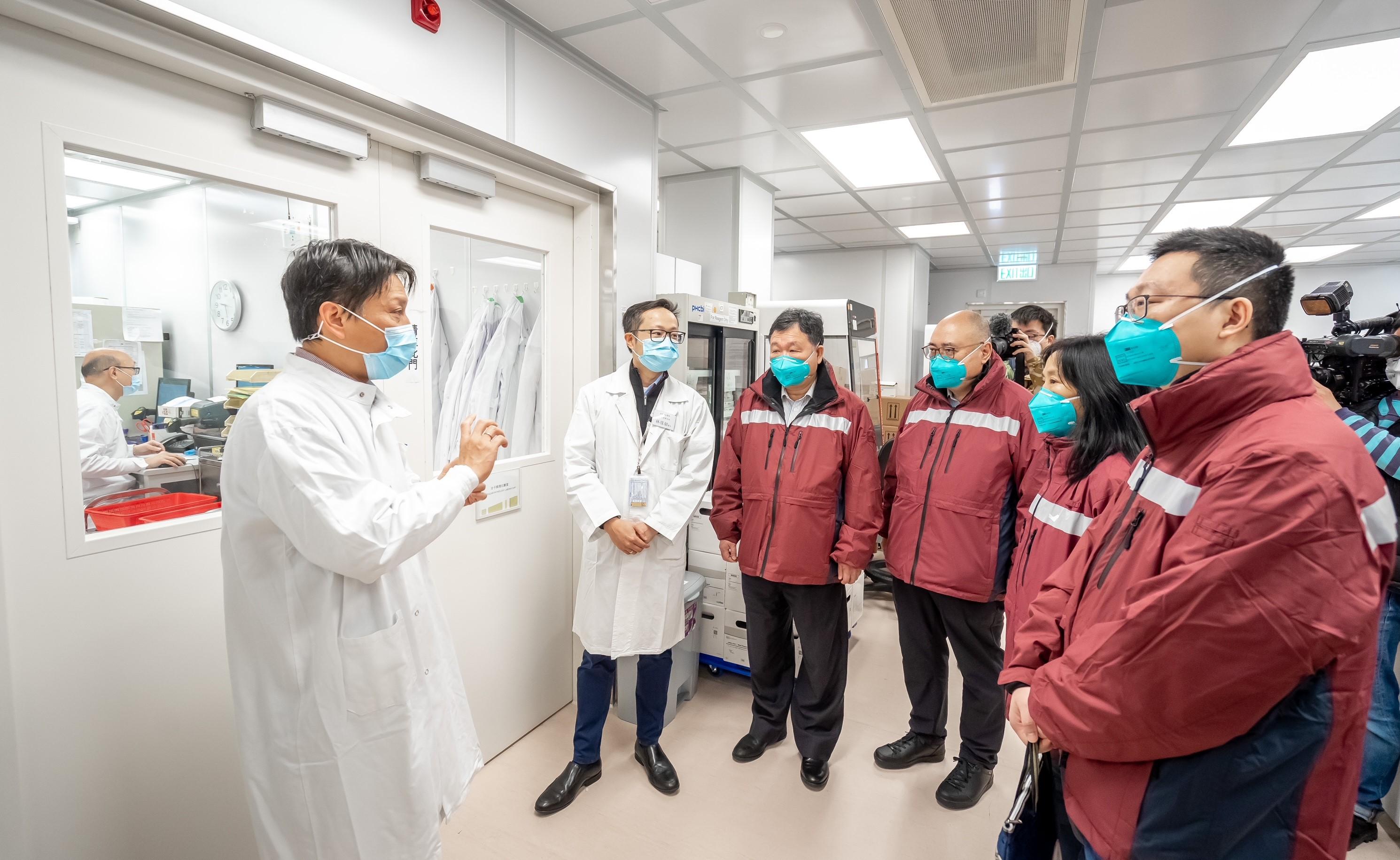 北大嶼山醫院香港感染控制中心化驗室團隊今日（二月二十二日）向到訪的內地新冠肺炎醫療救治專家組介紹中心化驗室的運作及檢測能力。