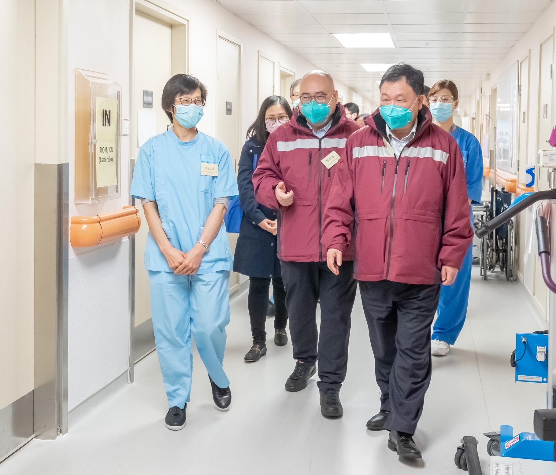The Mainland COVID-19 medical expert delegation meets with the clinical team of the Queen Elizabeth Hospital to share clinical experience in treating critically ill patients with COVID-19 today (February 22). Photo shows the expert delegation inspecting the clinical departments.