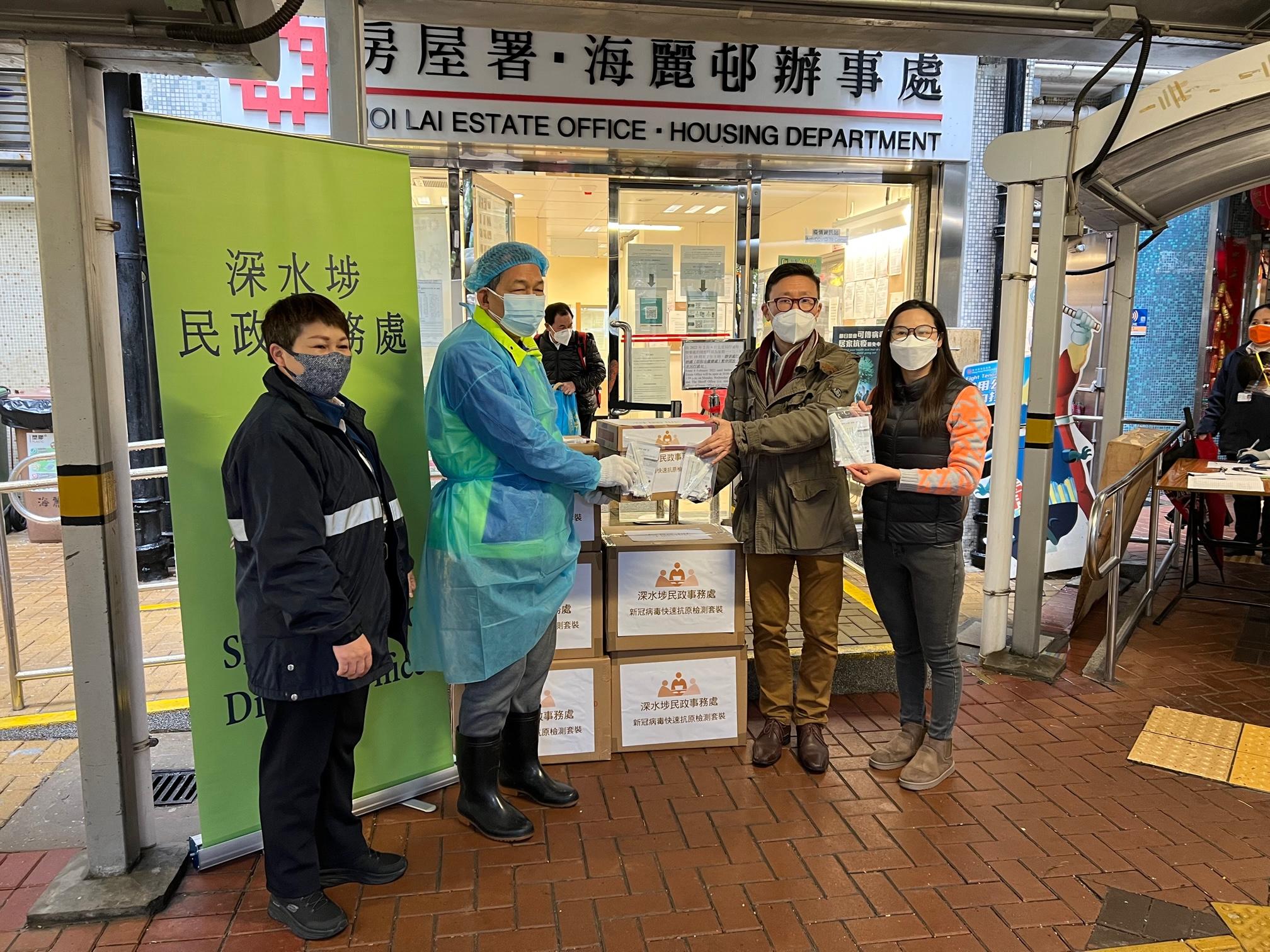 The Sham Shui Po District Office today (February 22) distributed rapid test kits to households, cleansing workers and property management staff living and working in Hoi Lai Estate for voluntary testing through the Estate's property management company.