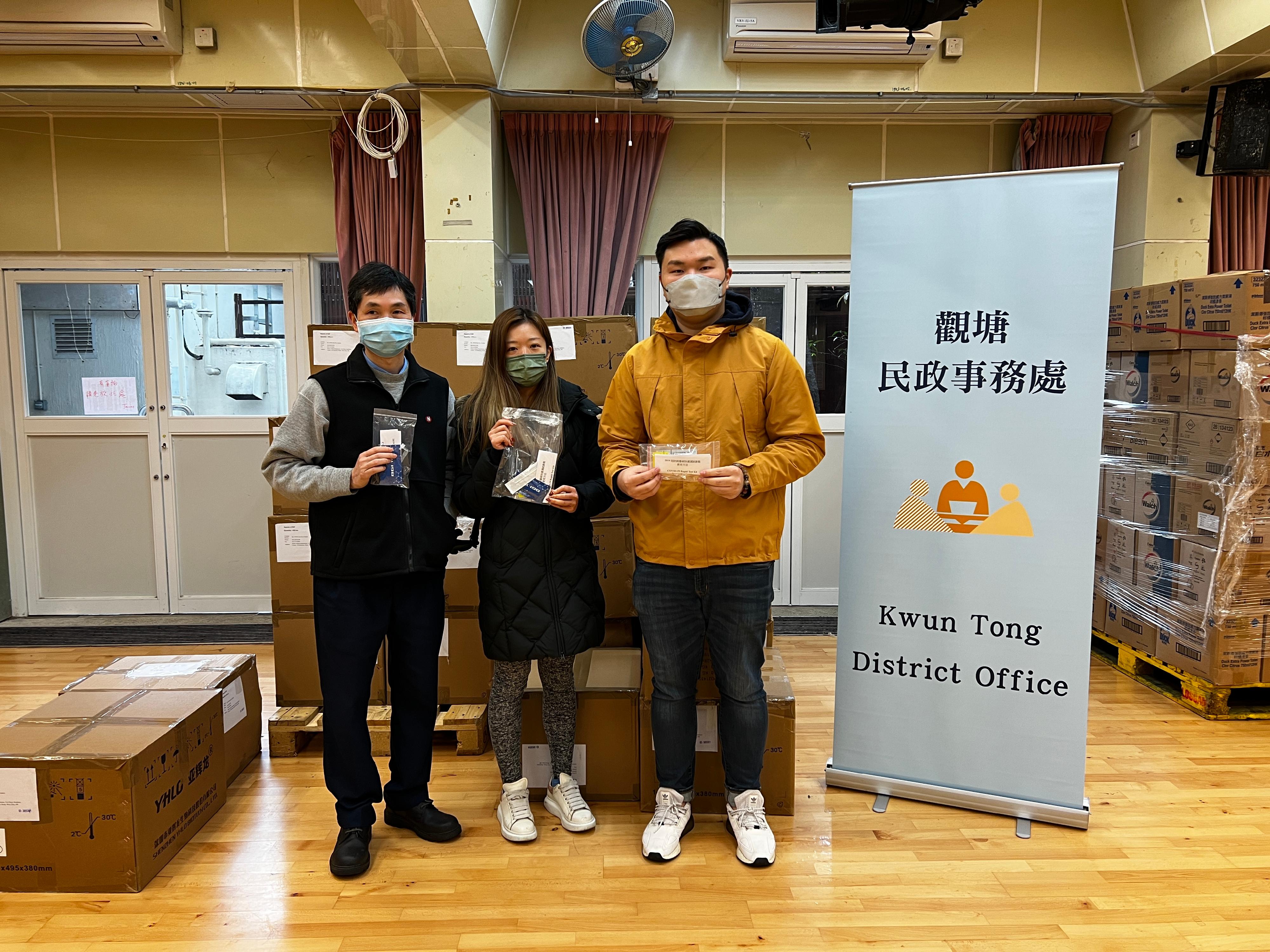 The Kwun Tong District Office today (February 22) distributed rapid test kits to households, cleansing workers and property management staff living and working in Kwun Tong Garden Estate for voluntary testing through the Estate's property management company. 