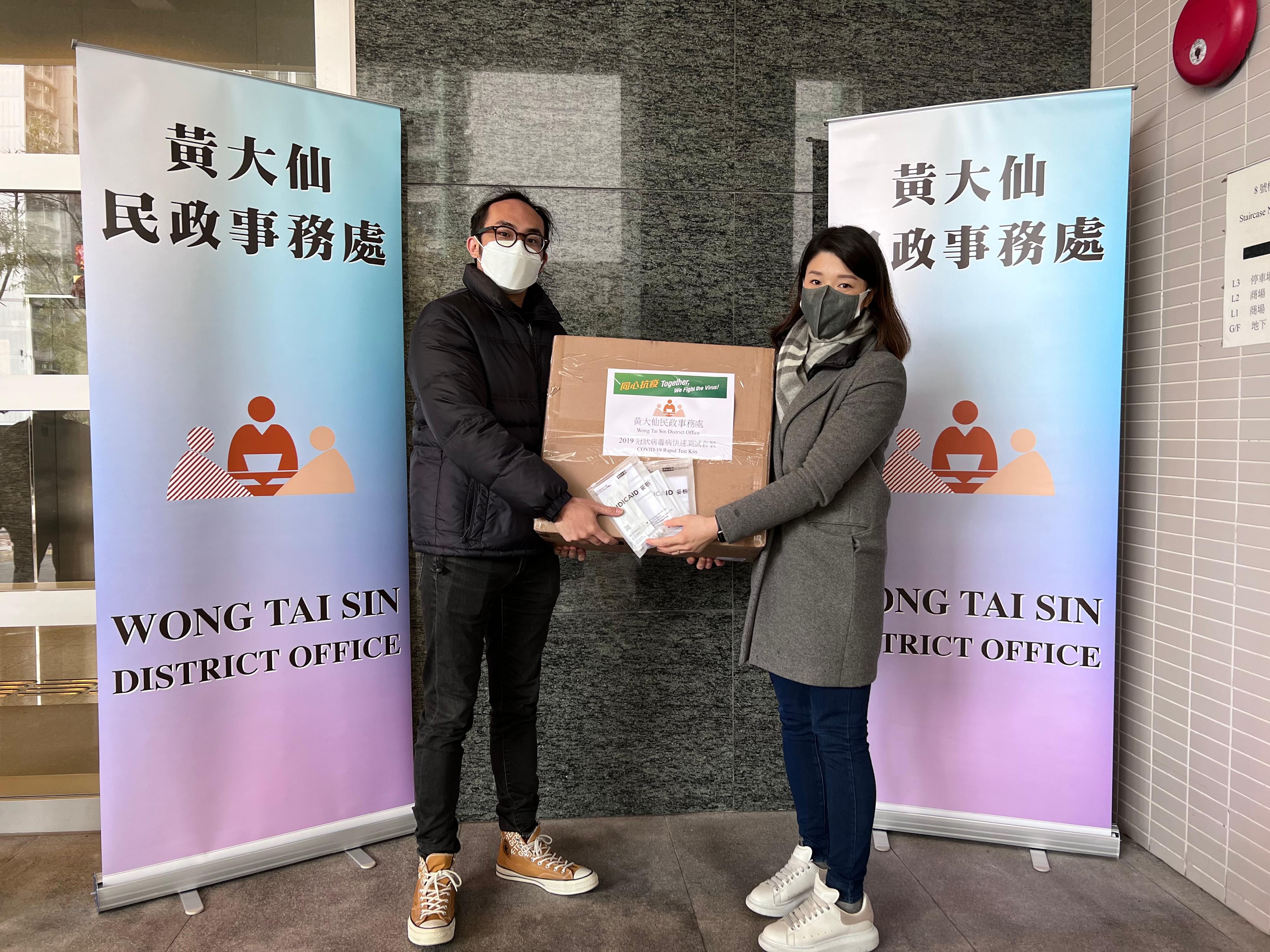 The Wong Tai Sin District Office today (February 22) distributed rapid test kits to cleansing workers and property management staff working in Upper Wong Tai Sin Estate for voluntary testing through the property management company.