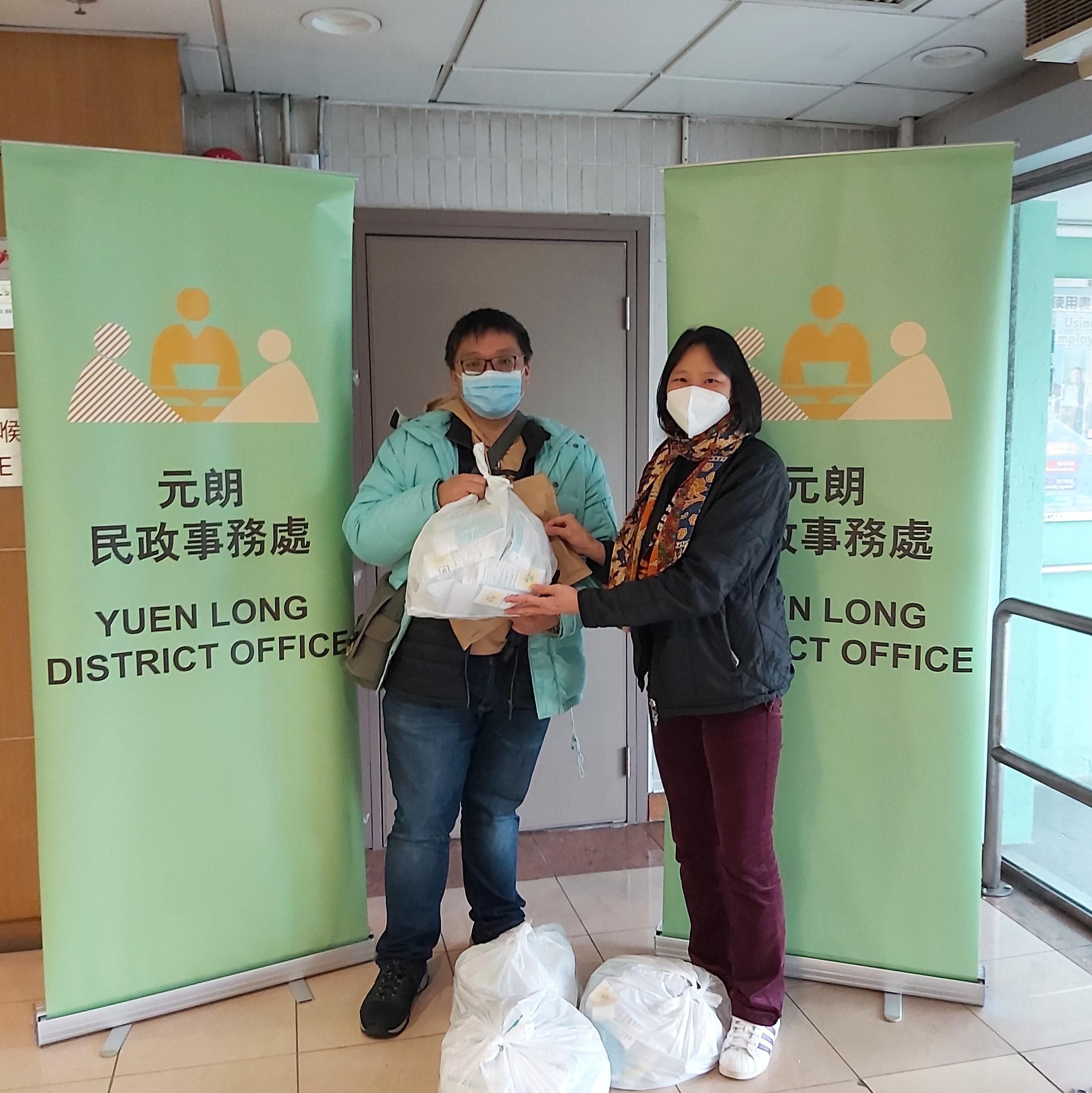 The Yuen Long District Office today (February 22) distributed rapid test kits to cleansing workers and property management staff working in Tin Yuet Estate for voluntary testing through the Housing Department and the property management company.