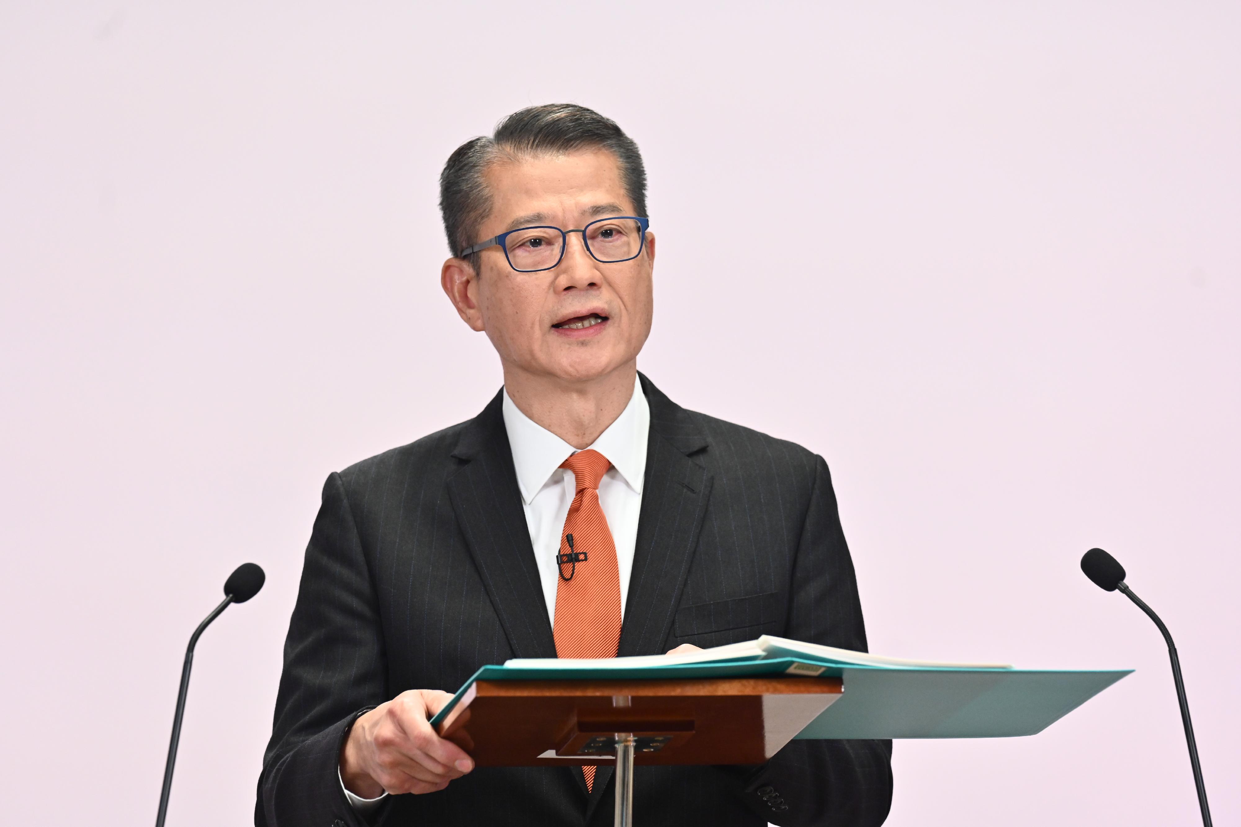 財政司司長陳茂波今日（二月二十三日）向立法會提交二零二二至二三年度《財政預算案》。