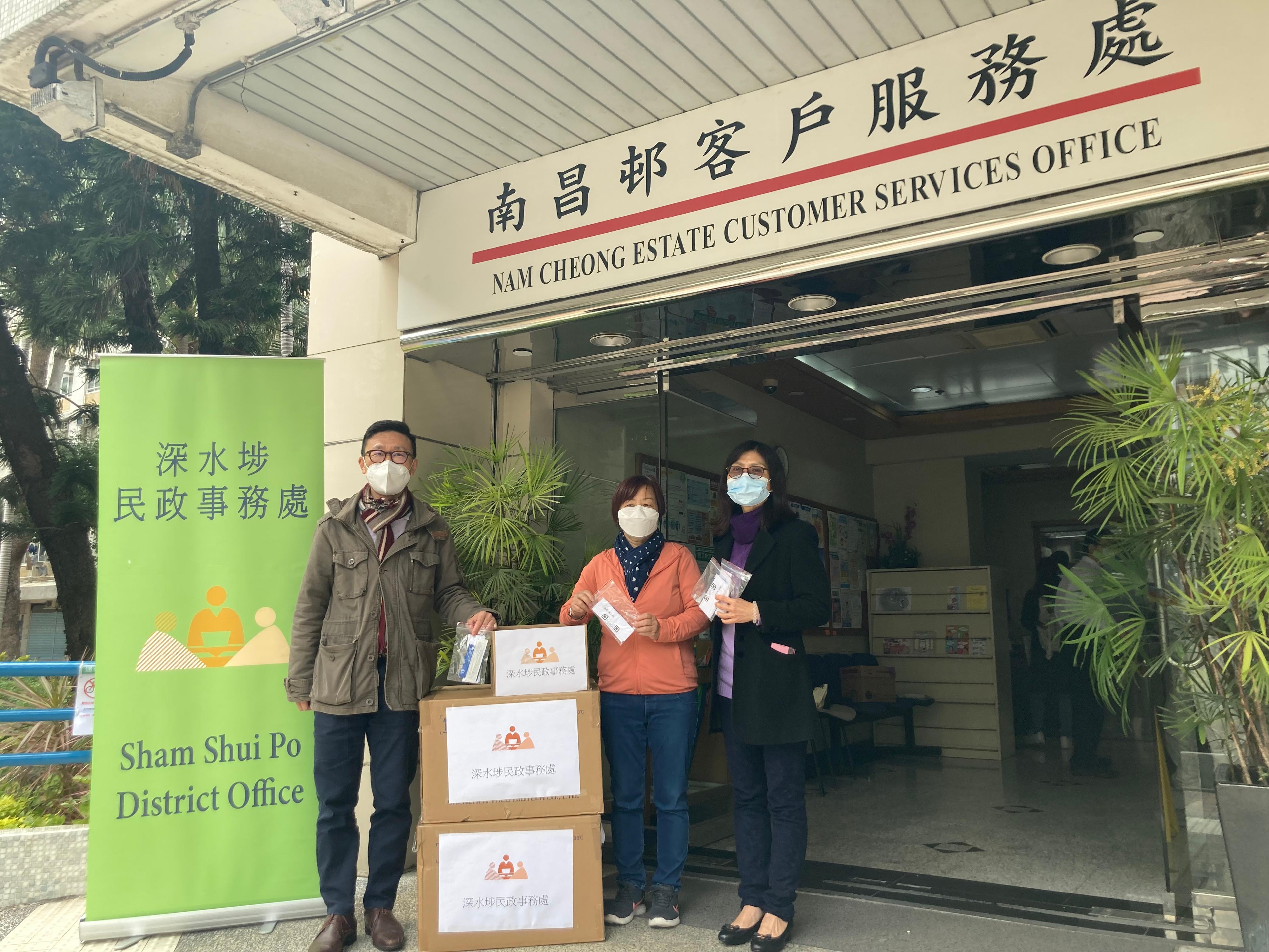 The Sham Shui Po District Office today (February 23) distributed COVID-19 rapid test kits to households, cleansing workers and property management staff living and working in Cheong Yat House and Cheong Him House for voluntary testing through the owners' corporation and the property management company of Nam Cheong Estate.