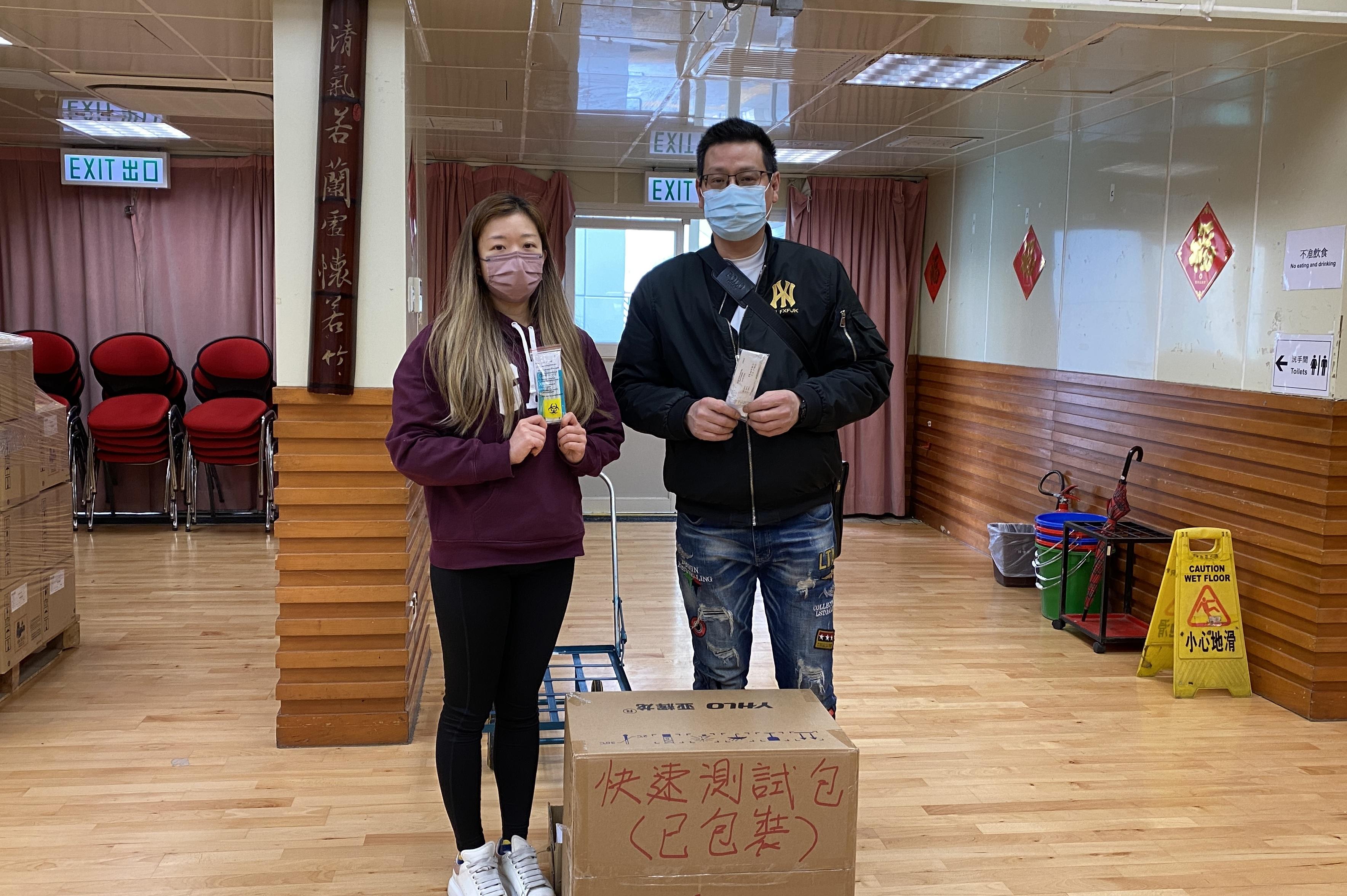The Kwun Tong District Office today (February 23) distributed COVID-19 rapid test kits to cleansing workers and property management staff working in Yau Mei Court for voluntary testing through the property management company. 
