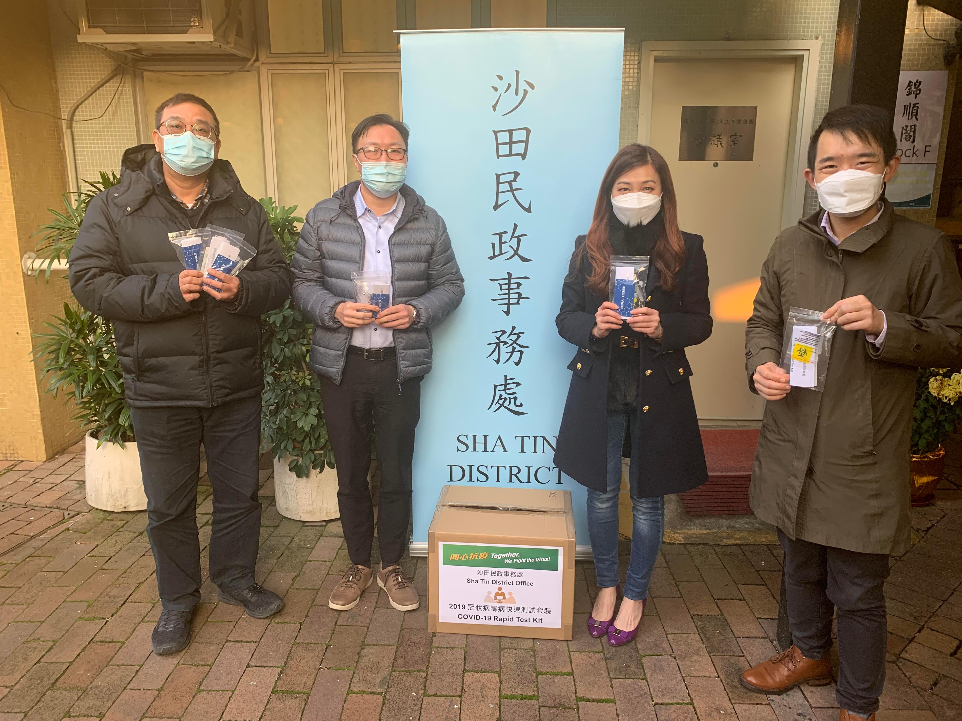 The Sha Tin District Office today (February 23) today distributed rapid test kits to cleansing workers and property management staff working in Kam Ying Court and Shek Mun Estate for voluntary testing through the Housing Department and the property management companies.