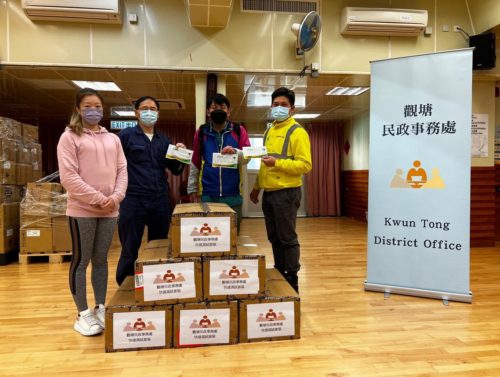 The Kwun Tong District Office today (February 25) distributed rapid test kits to households, cleansing workers and property management staff living and working in Chi Tai House of On Tai Estate for voluntary testing through the property management company.