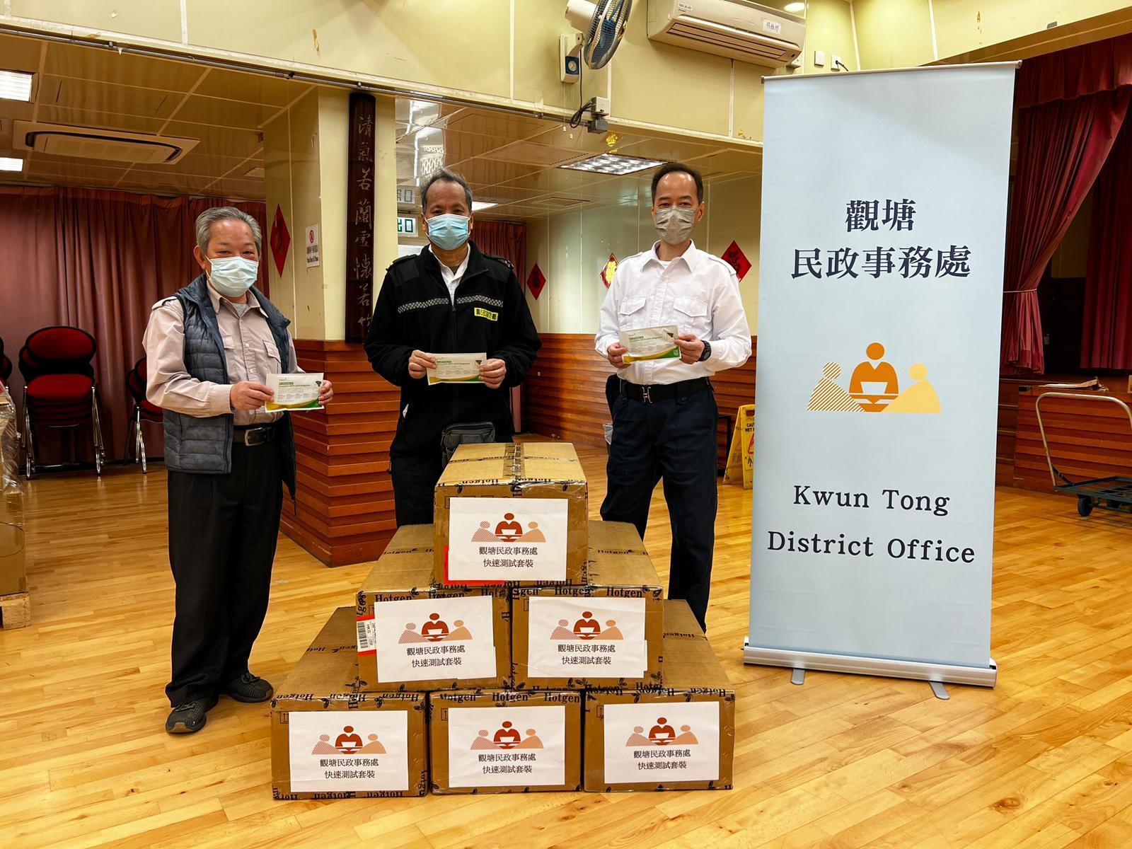 The Kwun Tong District Office today (February 26) distributed COVID-19 rapid test kits to households, cleansing workers and property management staff living and working in Ming Tai House of On Tai Estate for voluntary testing through the property management company.