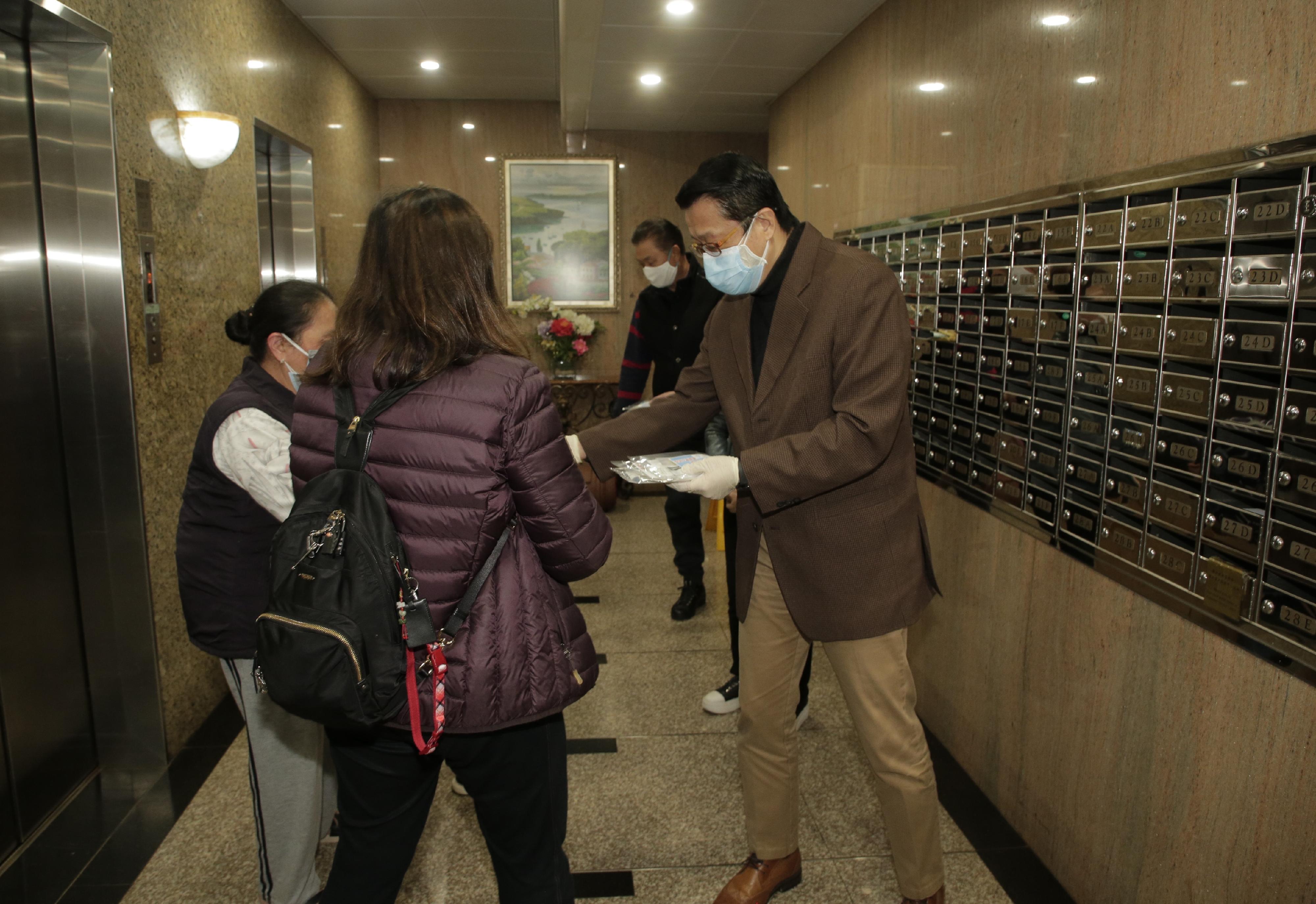 The Acting Secretary for Home Affairs, Mr Jack Chan, today (February 26) joined major organisations separately to distribute anti-epidemic supplies in several districts. Photo shows Mr Chan (first right) and the chief convenor of the Hong Kong Community Anti-Coronavirus Link, Dr Bunny Chan (second right) distributing rapid antigen test kits to the public at Victoria Centre in Tin Hau.
