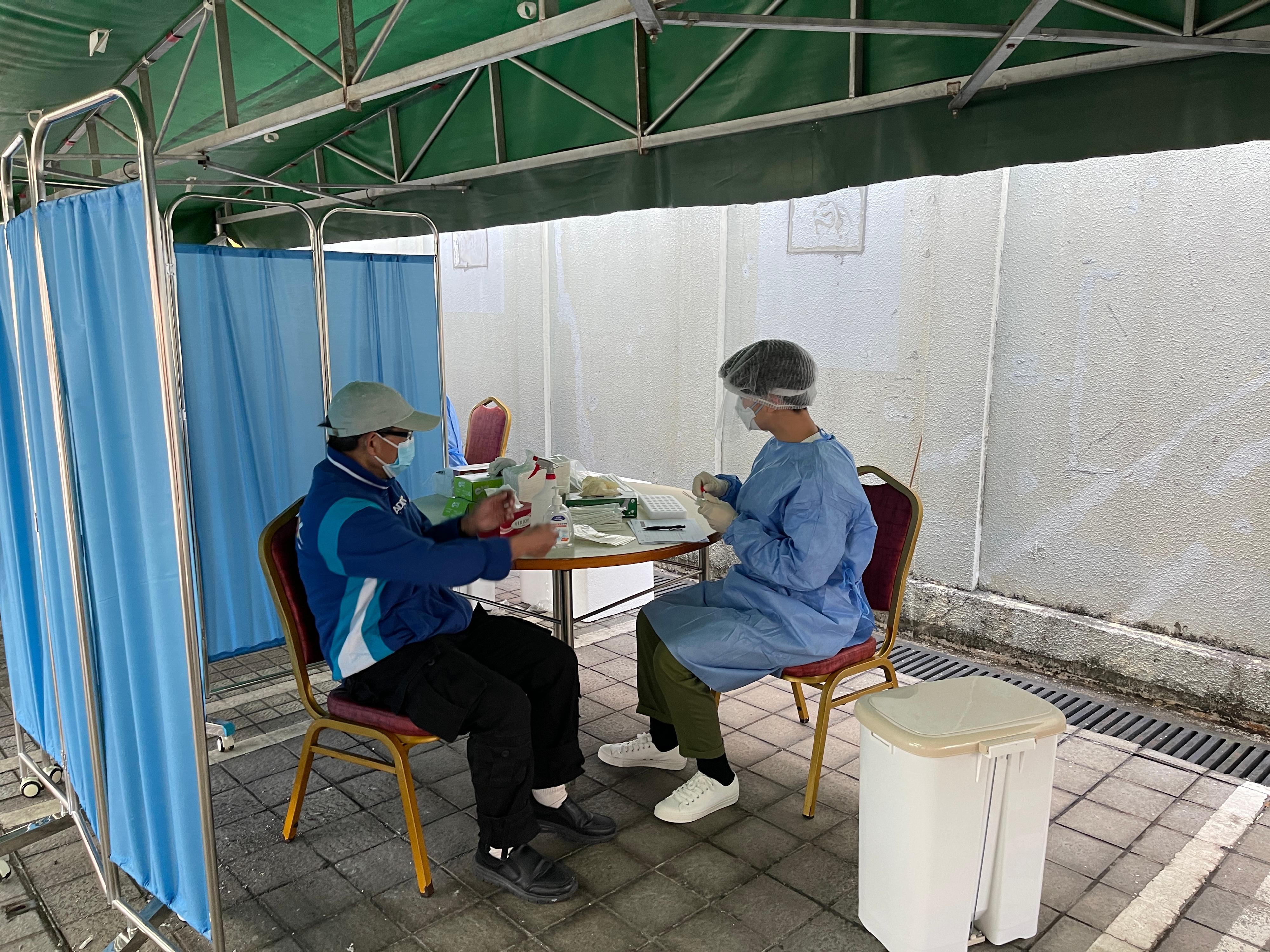 The Food and Environmental Hygiene Department has arranged polymerase chain reaction-based nucleic acid tests for COVID-19 for all practitioners of Sheung Shui Slaughterhouse and Tsuen Wan Slaughterhouse this weekend, using specimens taken through combined nasal and throat swabs (specified tests), for early detection of infected persons and reduction of the risks of virus transmission.
