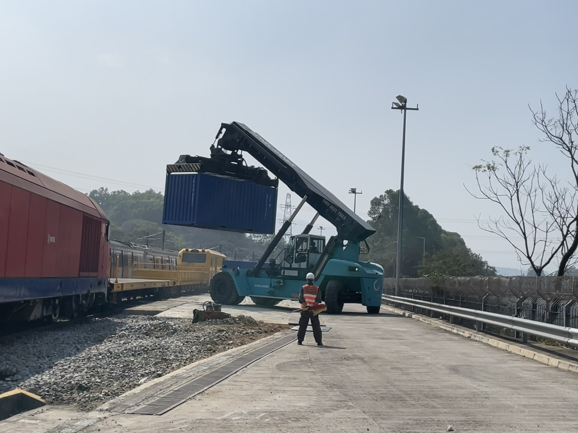 The Transport and Housing Bureau, together with the trade, the MTR Corporation Limited and relevant government departments, conducted a trial this morning (February 27) to test the operation of the MTR Lo Wu Marshalling Yard as a temporary railway freight yard.