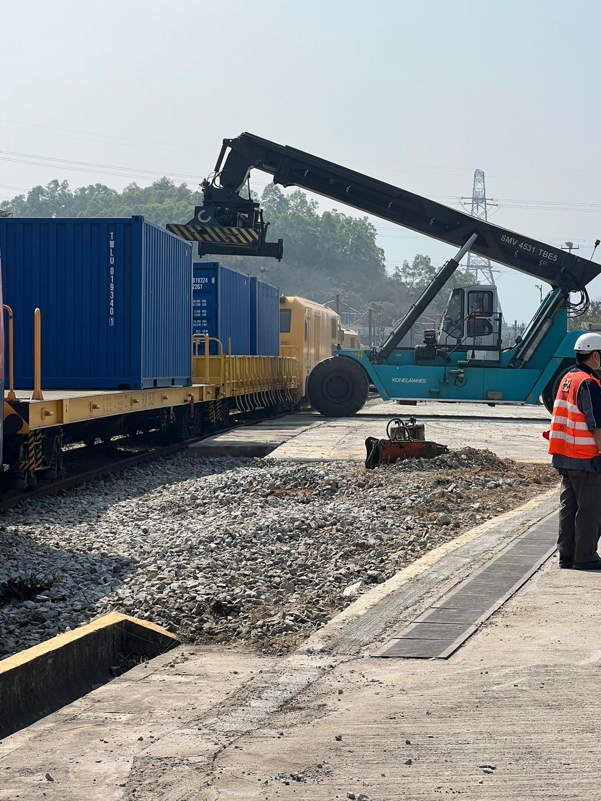 The Transport and Housing Bureau, together with the trade, the MTR Corporation Limited and relevant government departments, conducted a trial this morning (February 27) to test the operation of the MTR Lo Wu Marshalling Yard as a temporary railway freight yard.