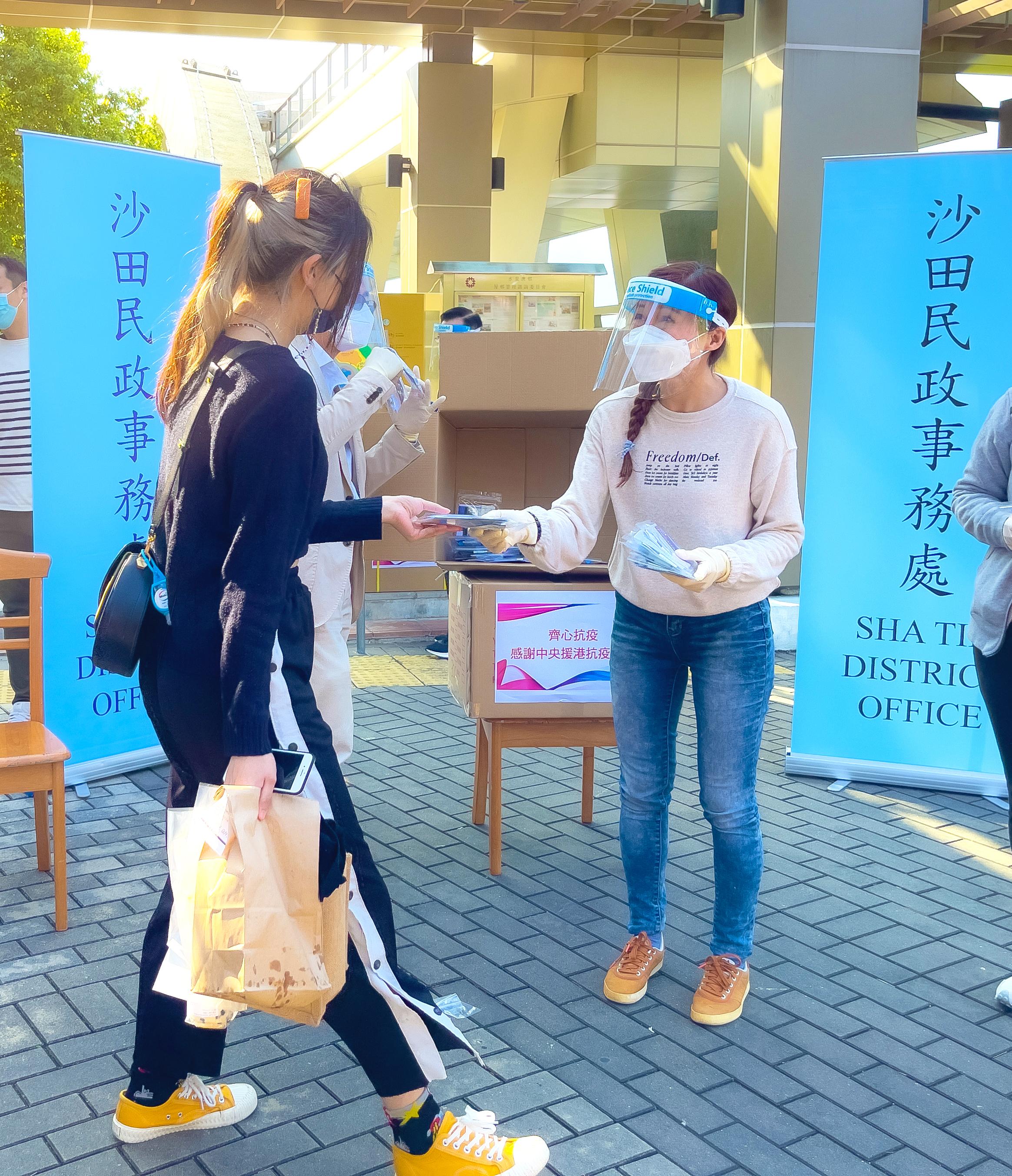 The Sha Tin District Office today (February 27) distributed COVID-19 rapid test kits to residents of Shui Chuen O Estate, Sha Tin, for voluntary testing.