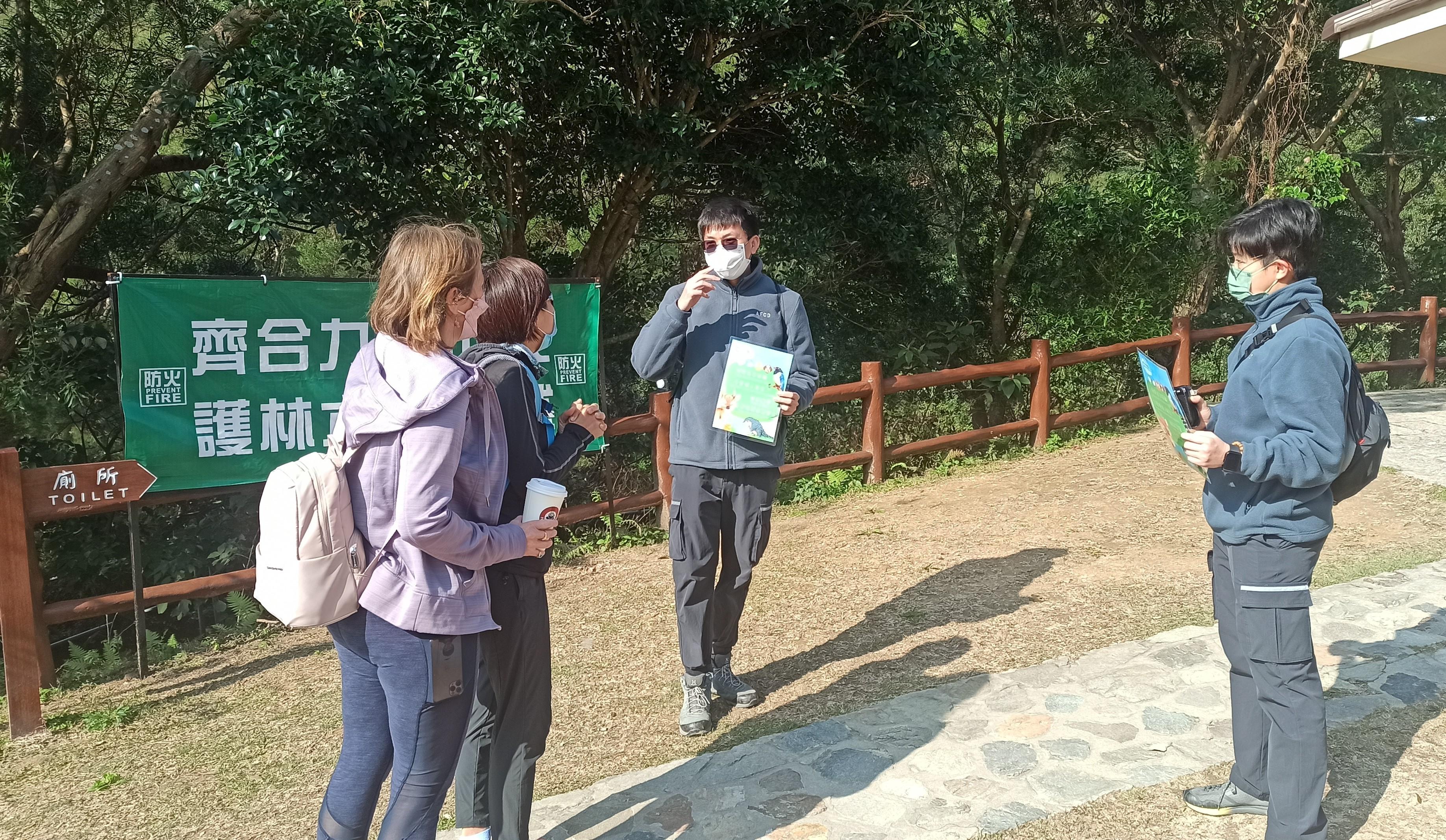 The Agriculture, Fisheries and Conservation Department (AFCD) today (February 28) reminded members of the public to wear a mask and maintain appropriate social distancing in country parks. AFCD officers have strengthened publicity in country parks since last weekend to remind visitors to wear a mask.